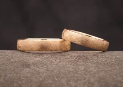 zeitlose ehe rose gold ringe mit eismatt - oberflaeche