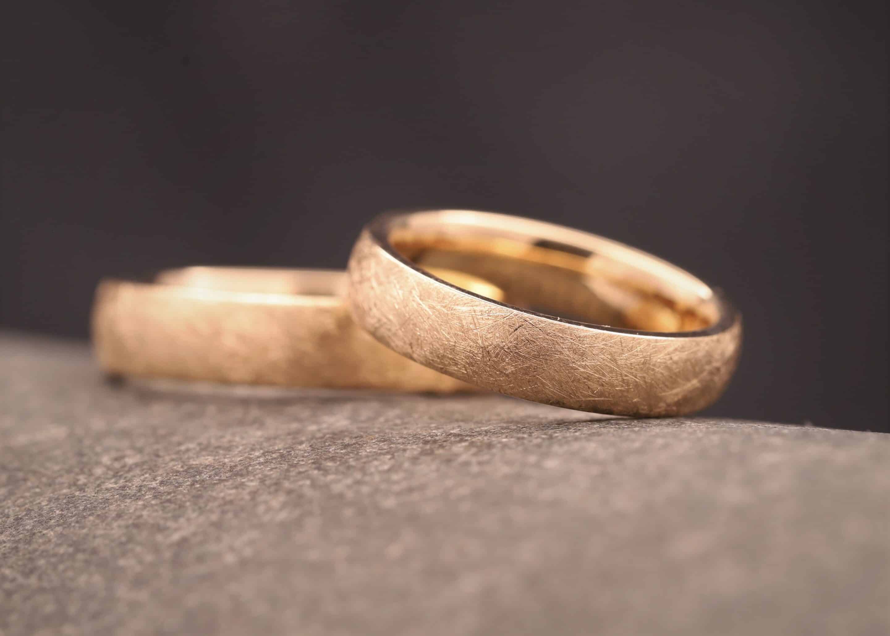 zeitlose ehe rose gold ringe mit eismatt - oberflaeche