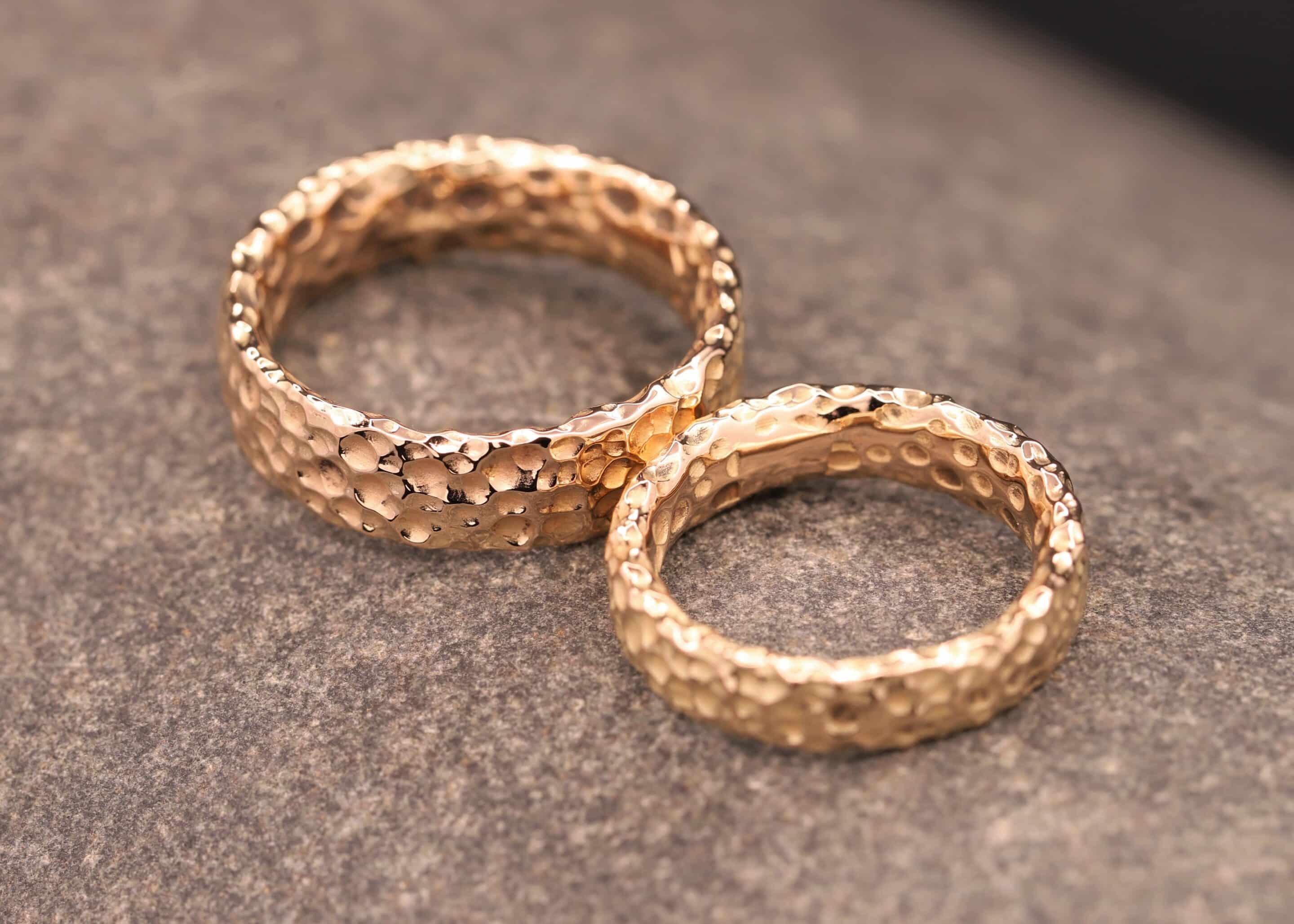 "bubbles" trauringe aus gold - angefertigt im schmuckgarten