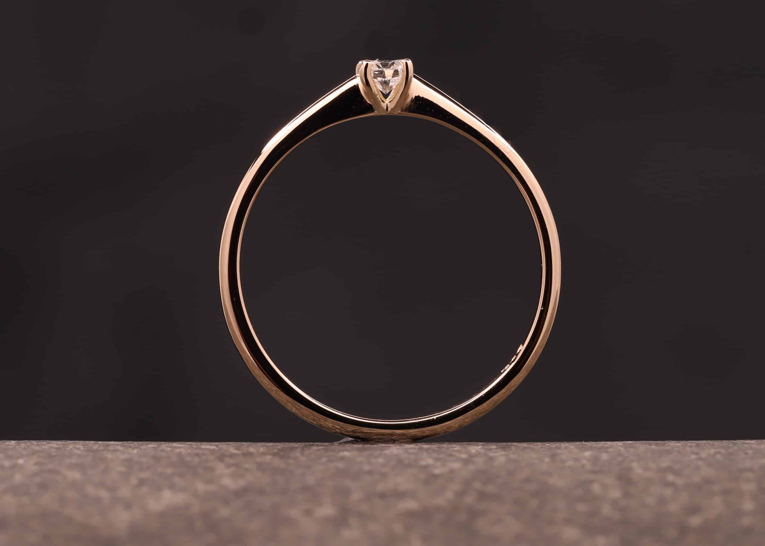 besonderer verlobungsring aus gold mit diamant angefertig im schmuckgarten
