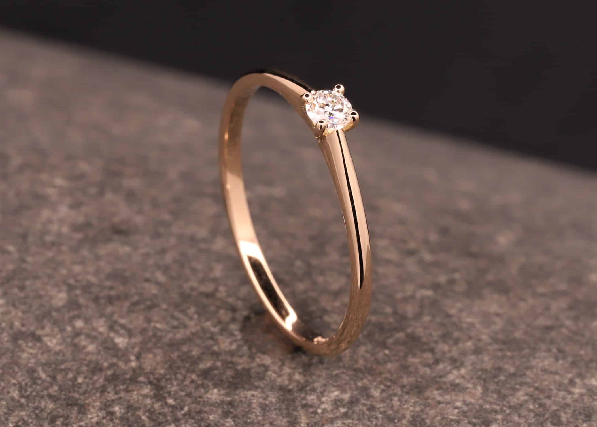 besonderer verlobungsring aus gold mit diamant angefertig im schmuckgarten