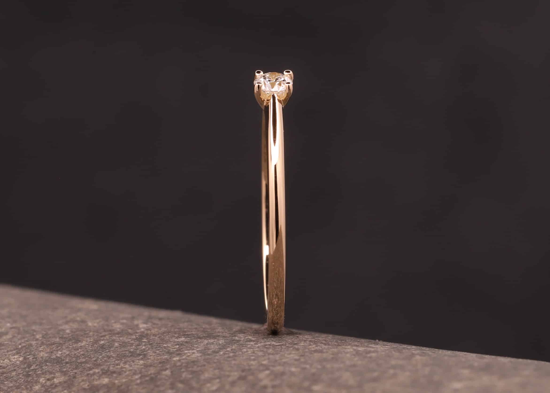 besonderer verlobungsring aus gold mit diamant angefertig im schmuckgarten