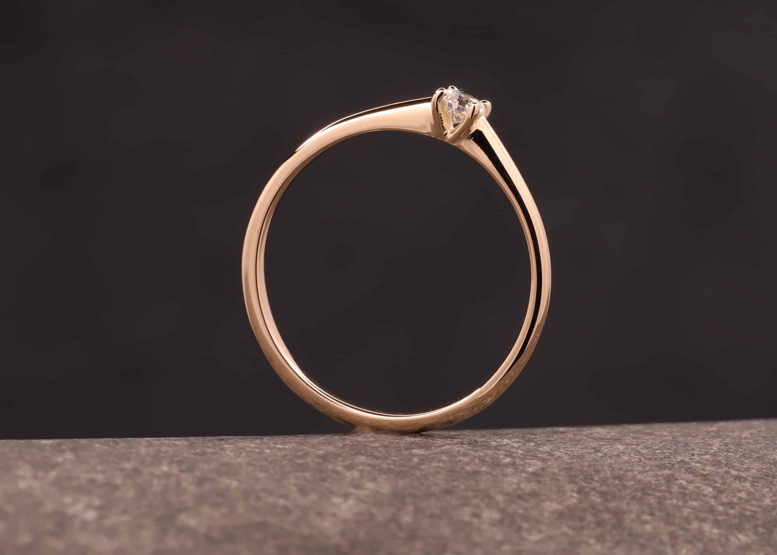 besonderer verlobungsring aus gold mit diamant angefertig im schmuckgarten