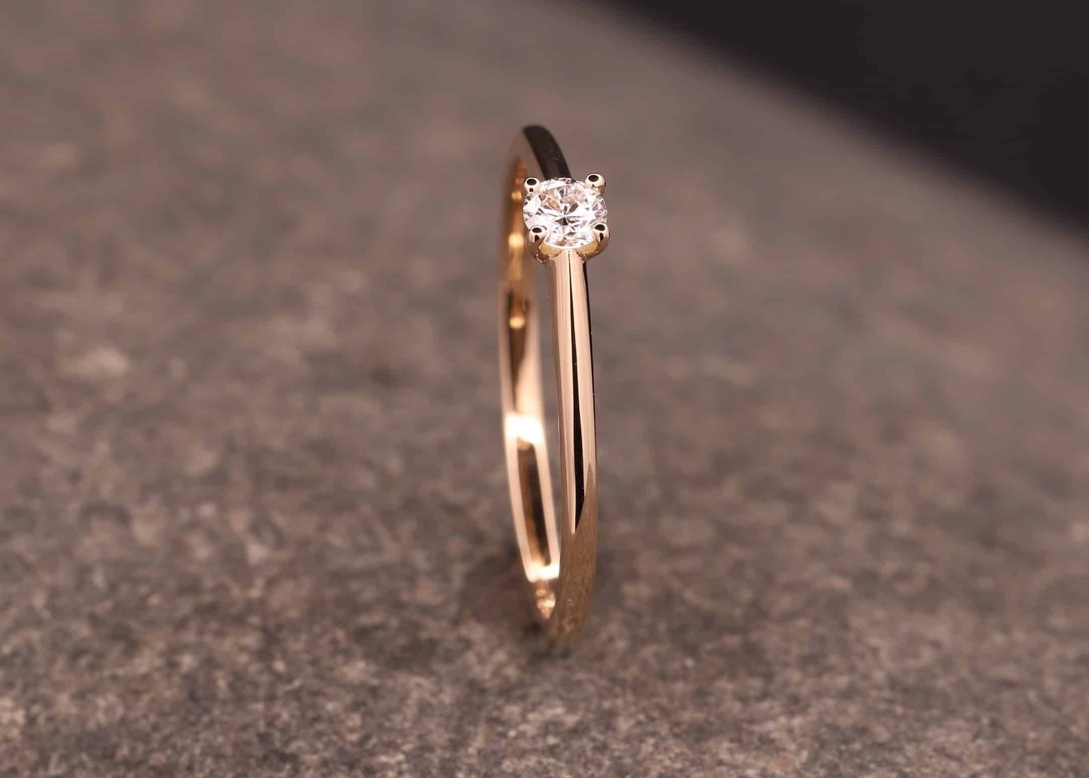 besonderer verlobungsring aus gold mit diamant angefertig im schmuckgarten