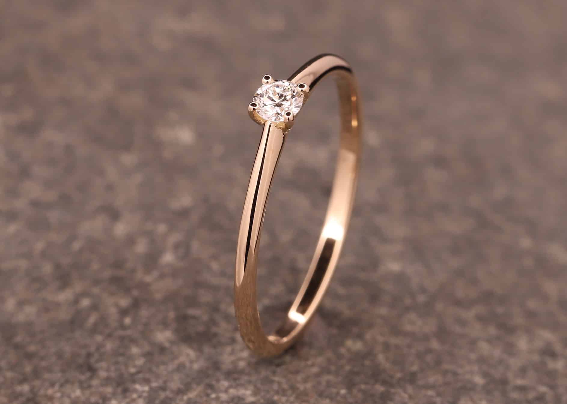 besonderer verlobungsring aus gold mit diamant angefertig im schmuckgarten
