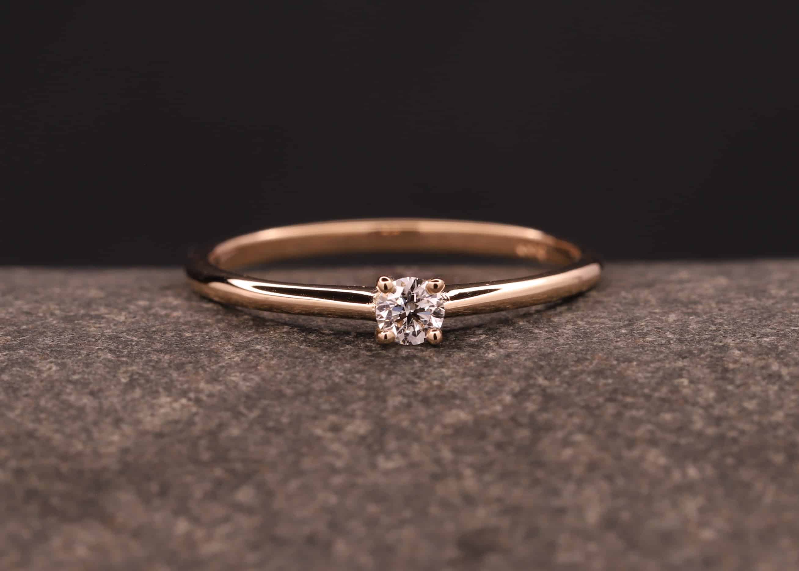 besonderer verlobungsring aus gold mit diamant angefertig im schmuckgarten