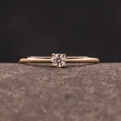 besonderer verlobungsring aus gold mit diamant angefertig im schmuckgarten