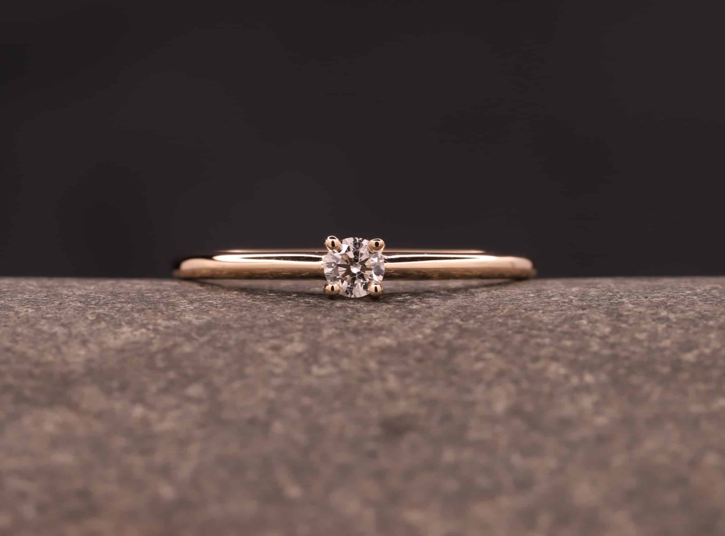 besonderer verlobungsring aus gold mit diamant angefertig im schmuckgarten