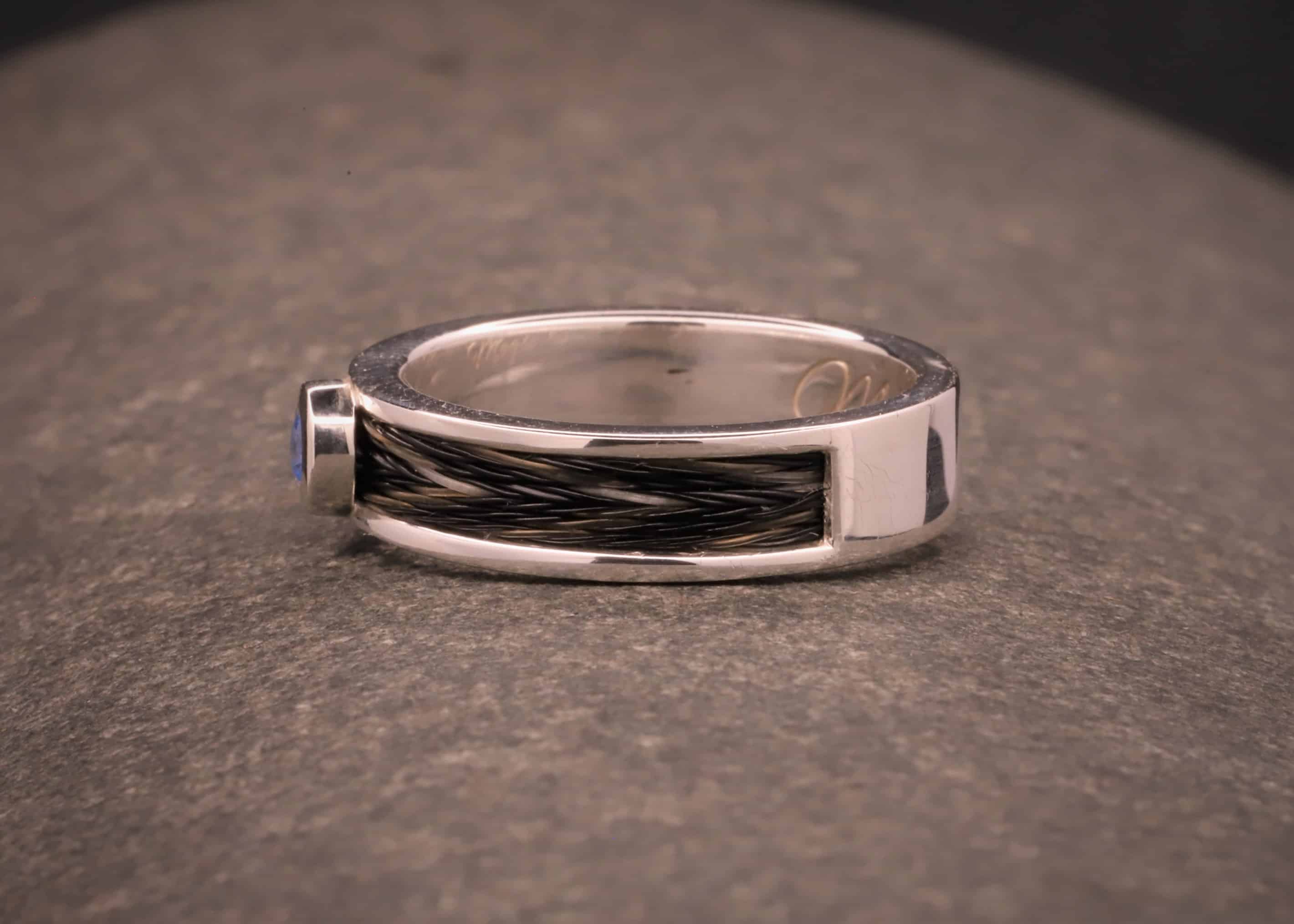 silber ring mit gewebten pferdehaaren und blauen zirkonia