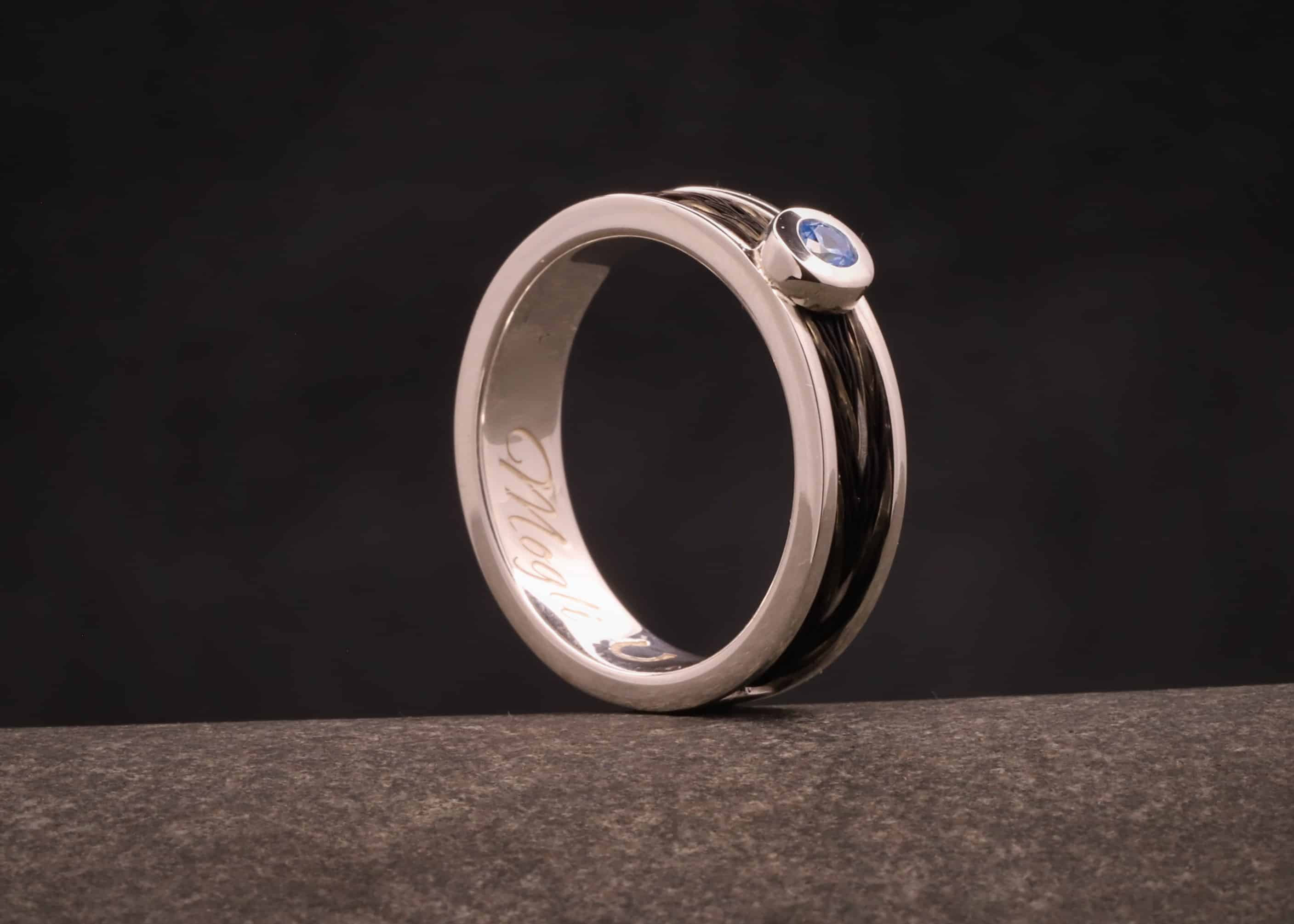 silber ring mit gewebten pferdehaaren und blauen zirkonia