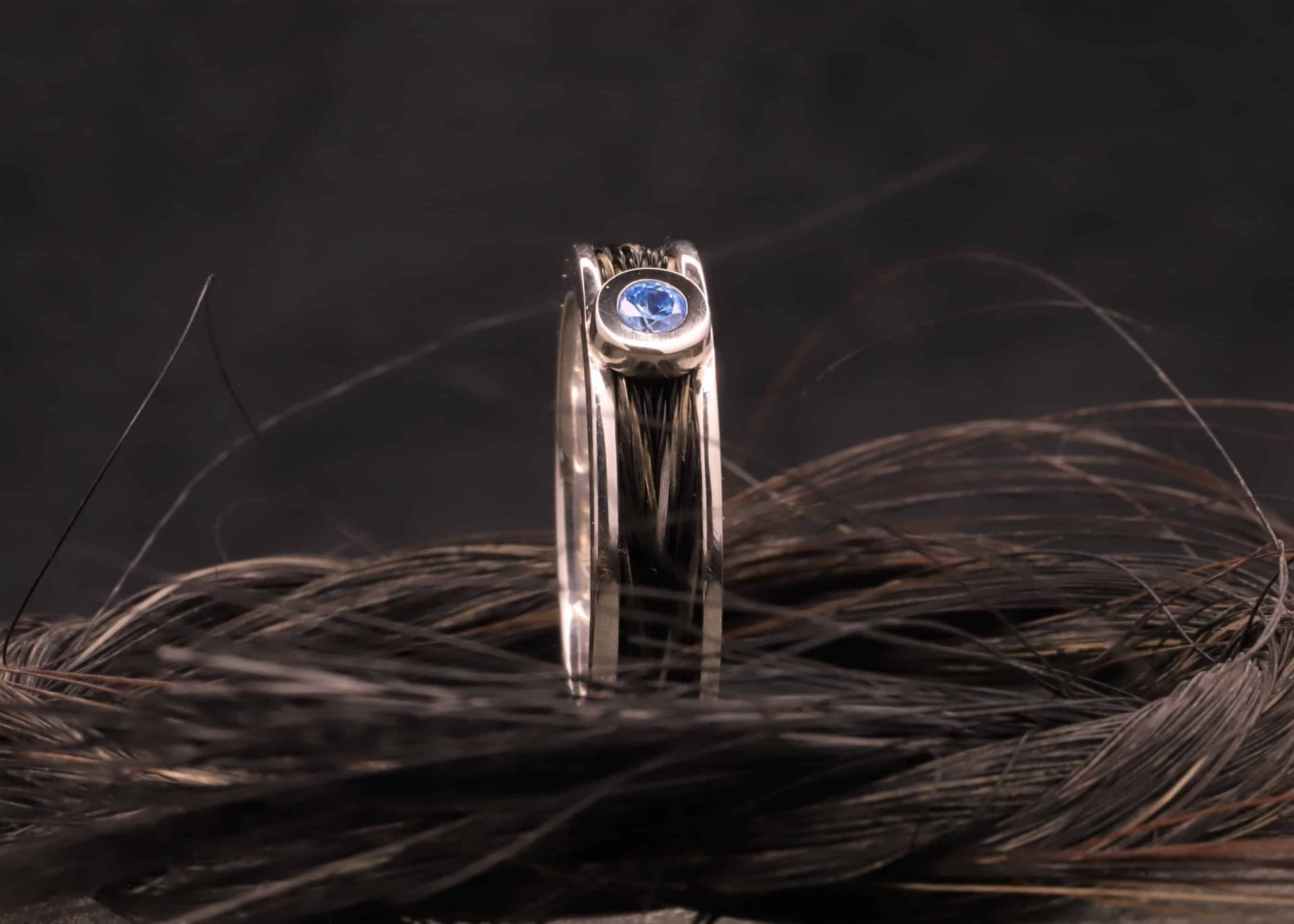 silber ring mit gewebten pferdehaaren und blauen zirkonia