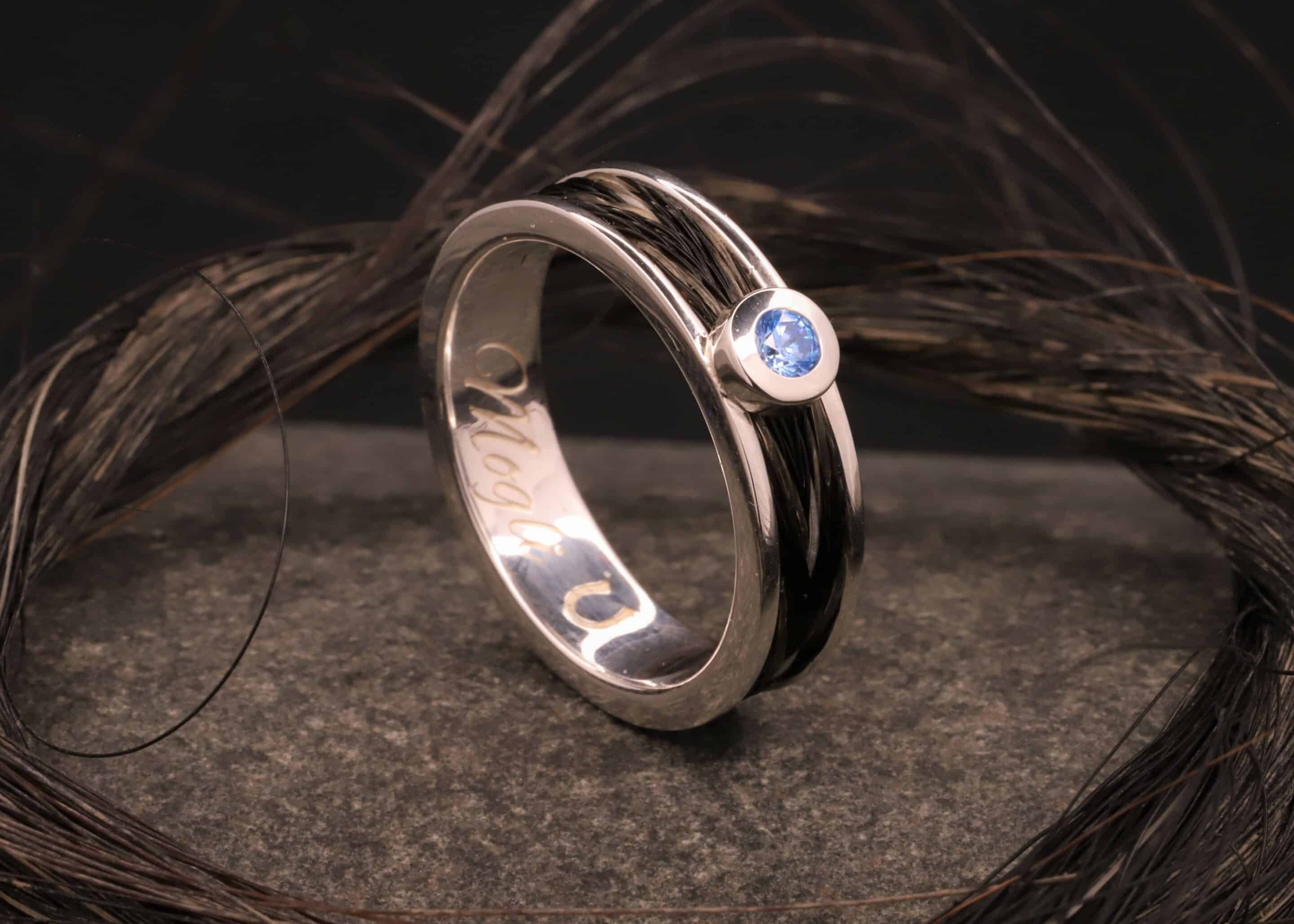 silber ring mit gewebten pferdehaaren und blauen zirkonia