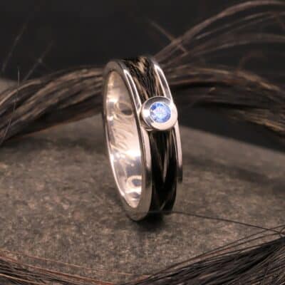 silber ring mit gewebten pferdehaaren und blauen zirkonia