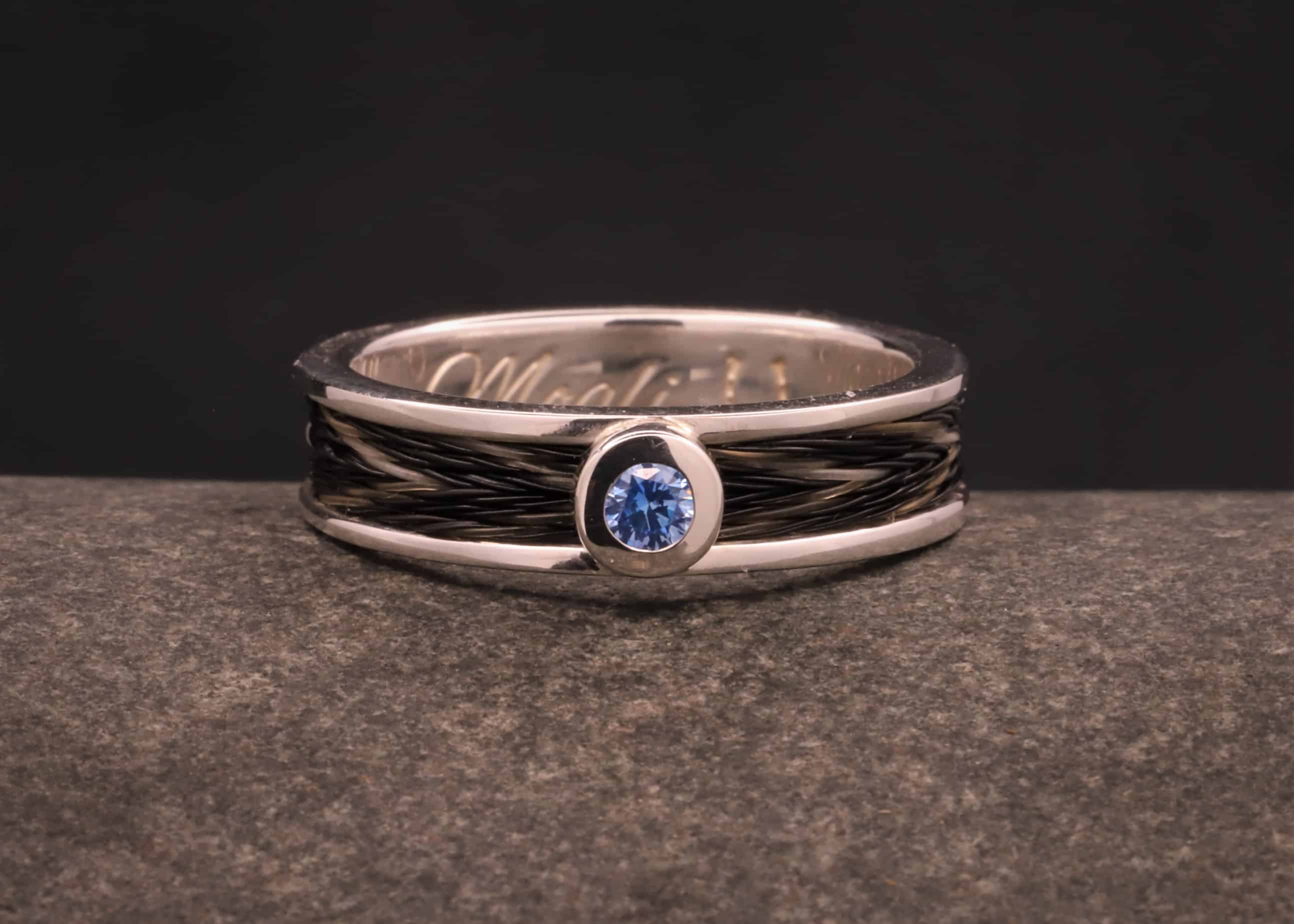 silber ring mit gewebten pferdehaaren und blauen zirkonia