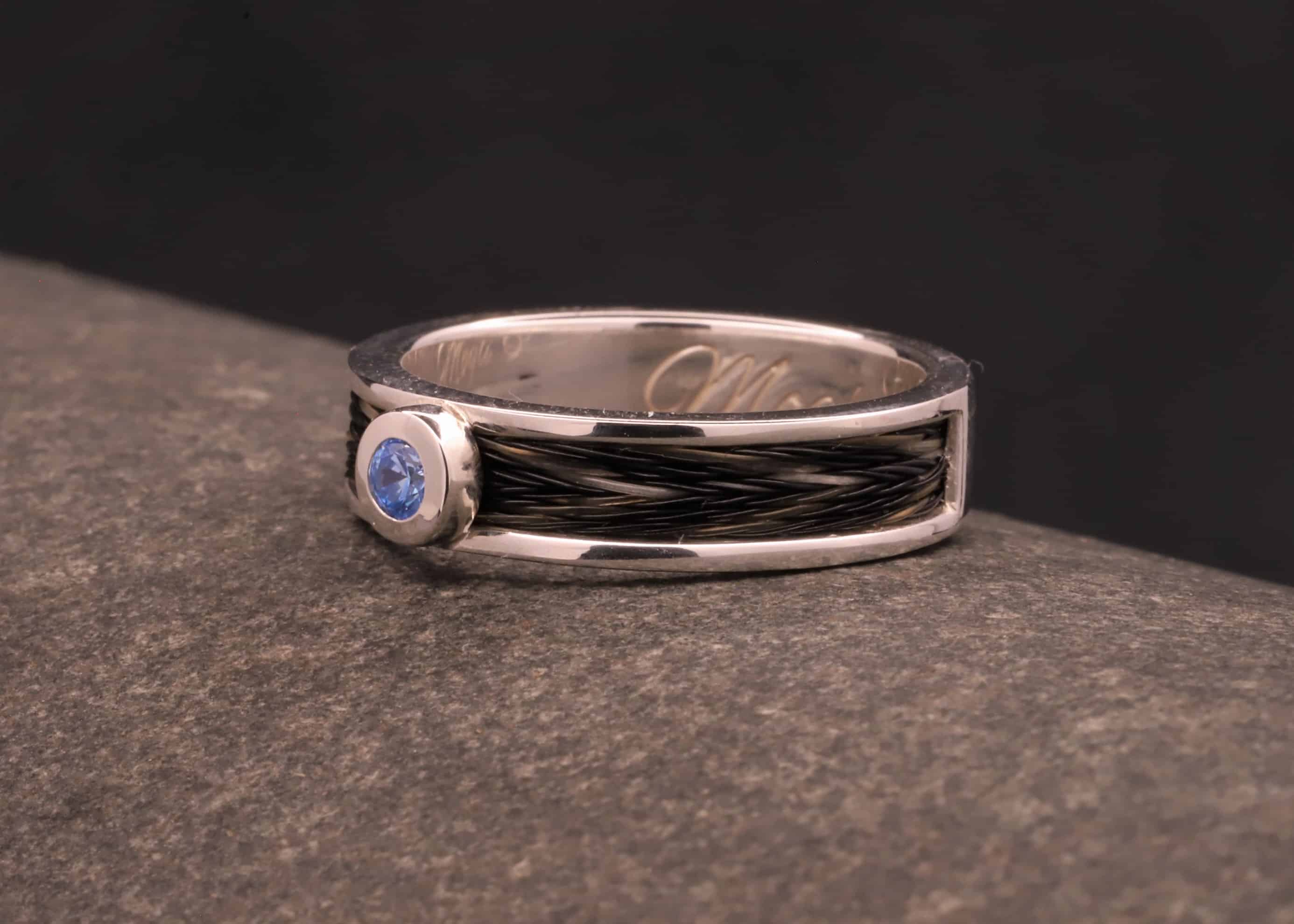 silber ring mit gewebten pferdehaaren und blauen zirkonia