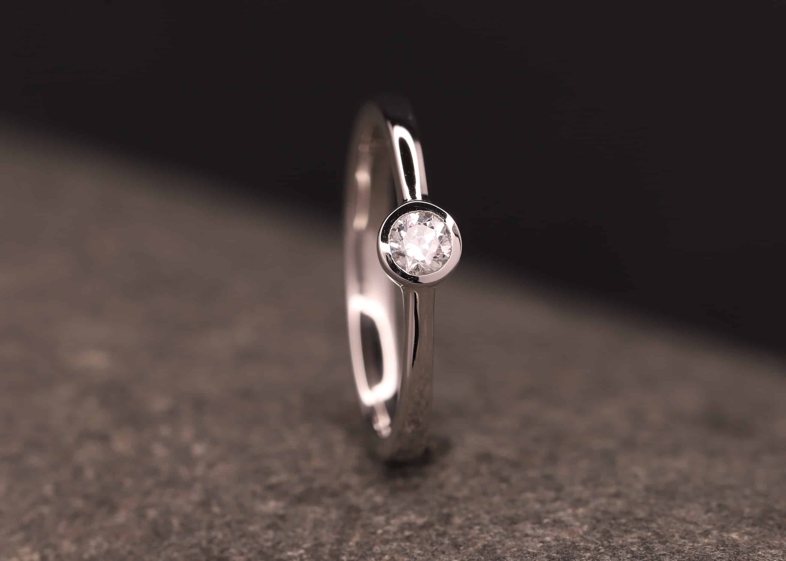 polierter grau gold ring mit brillant - verlobung ring