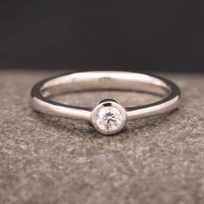 polierter grau gold ring mit brillant - verlobung ring