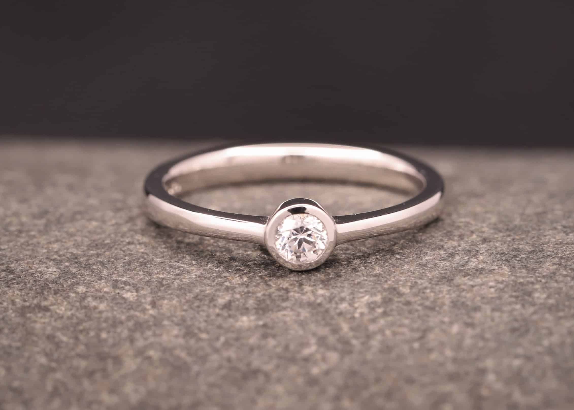 polierter grau gold ring mit brillant - verlobung ring