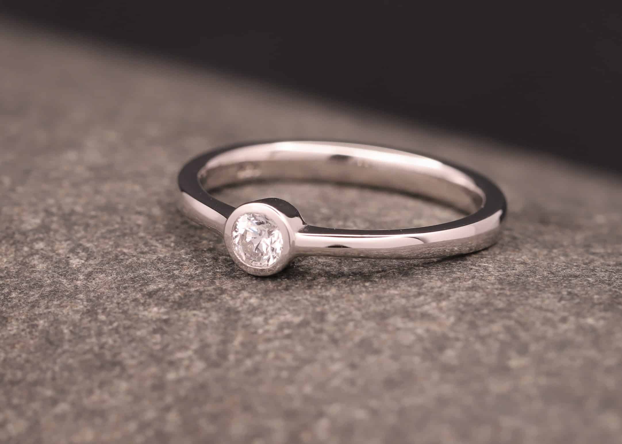 polierter grau gold ring mit brillant - verlobung ring