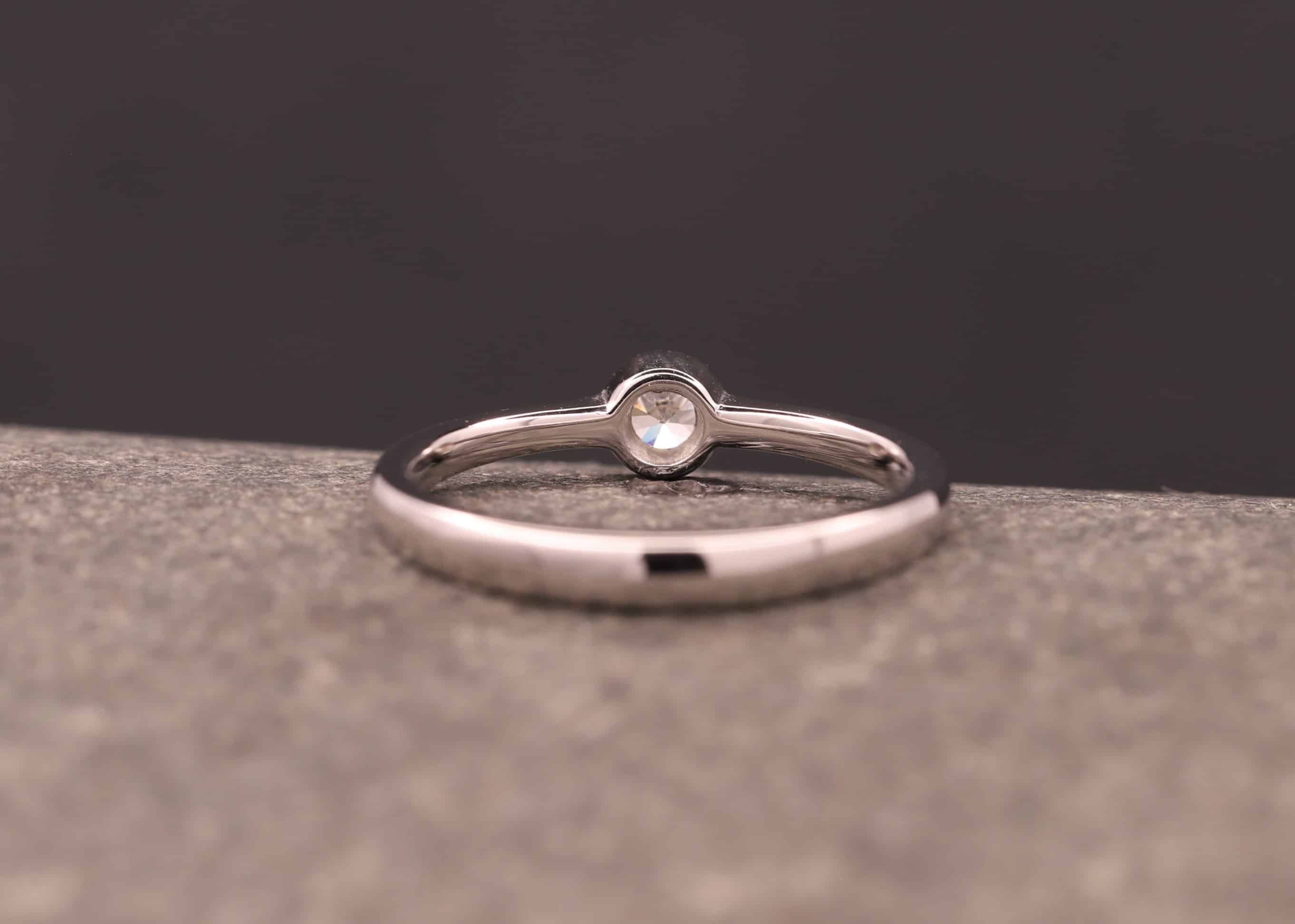 polierter grau gold ring mit brillant - verlobung ring