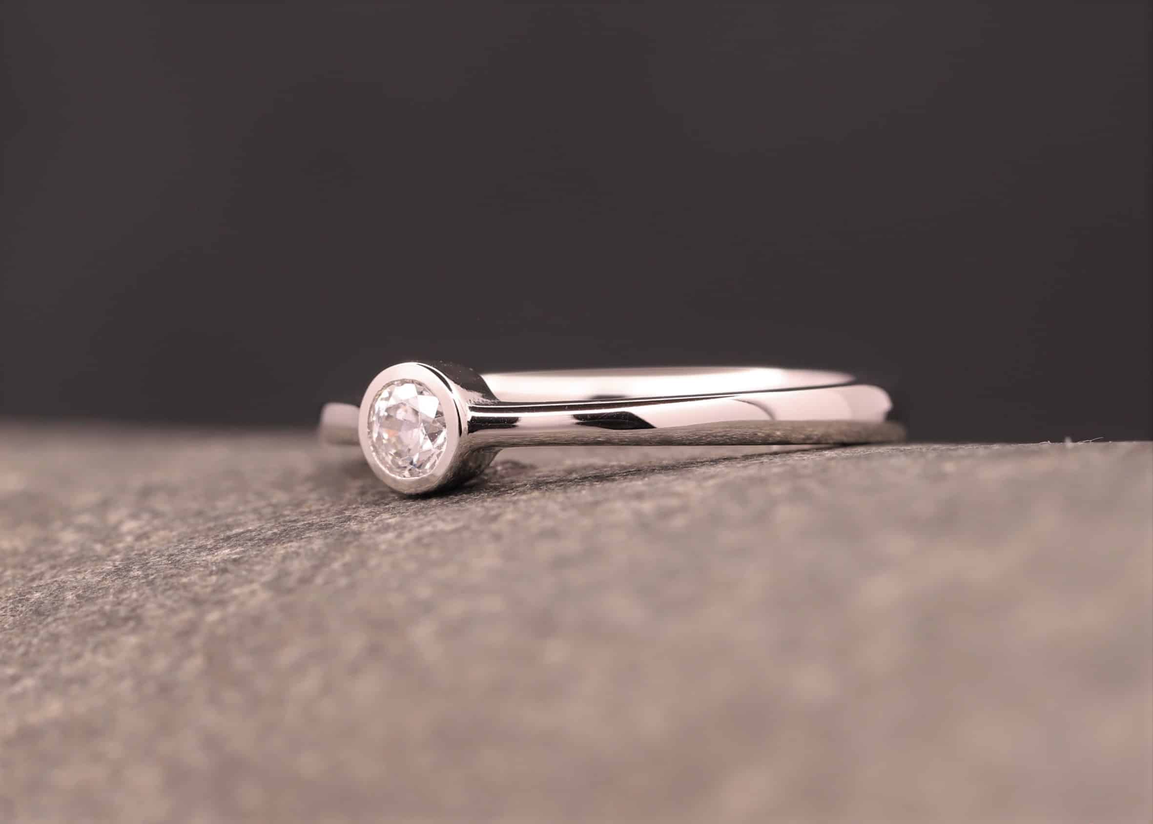 polierter grau gold ring mit brillant - verlobung ring