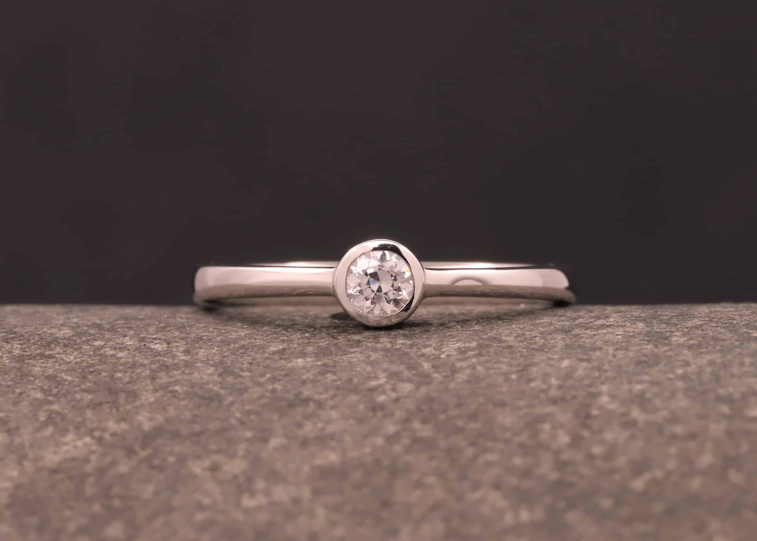 polierter grau gold ring mit brillant - verlobung ring