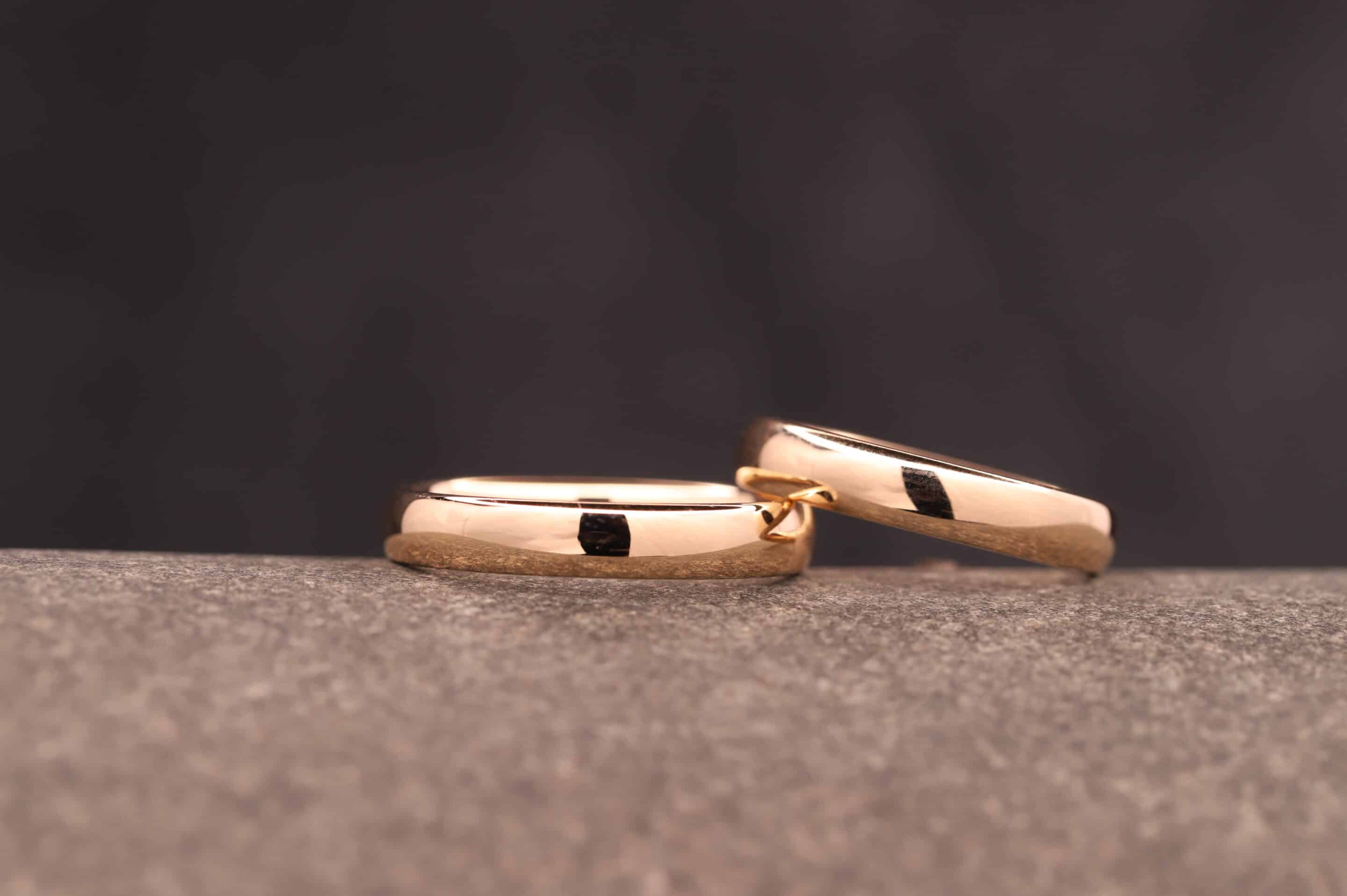 polierte hochzeitsringe rosegold angefertigt während eines trauringkurses im schmuckgarten