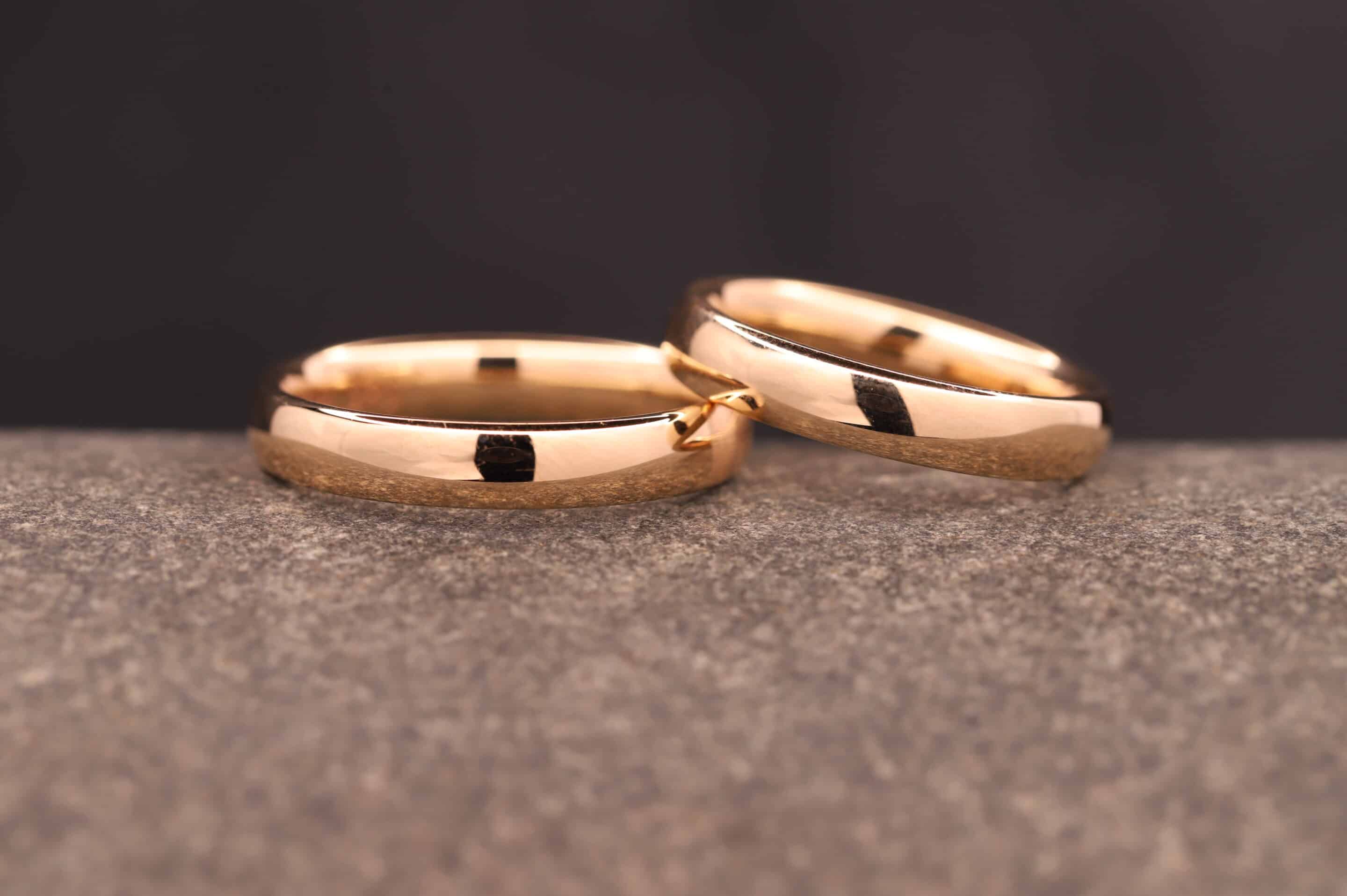 polierte hochzeitsringe rosegold angefertigt während eines trauringkurses im schmuckgarten