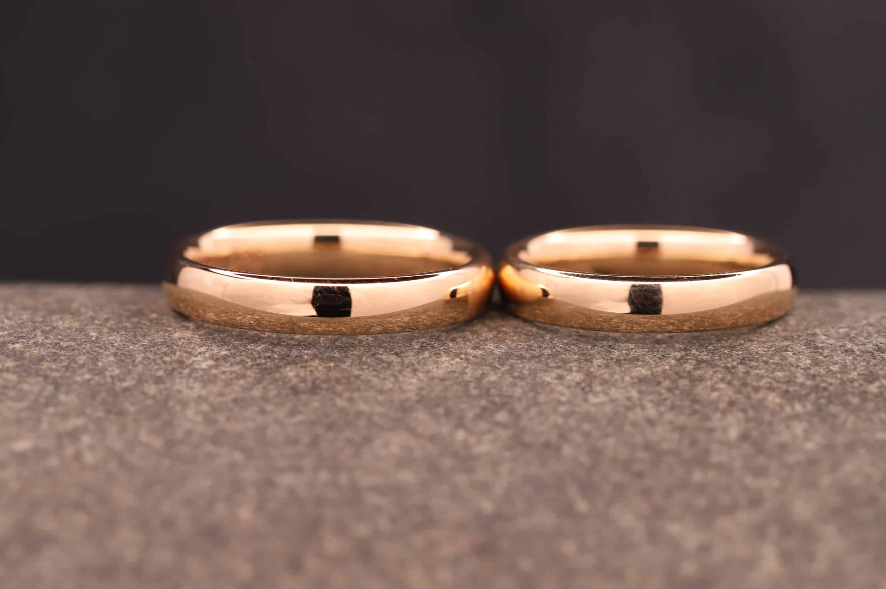 polierte hochzeitsringe rosegold angefertigt während eines trauringkurses im schmuckgarten