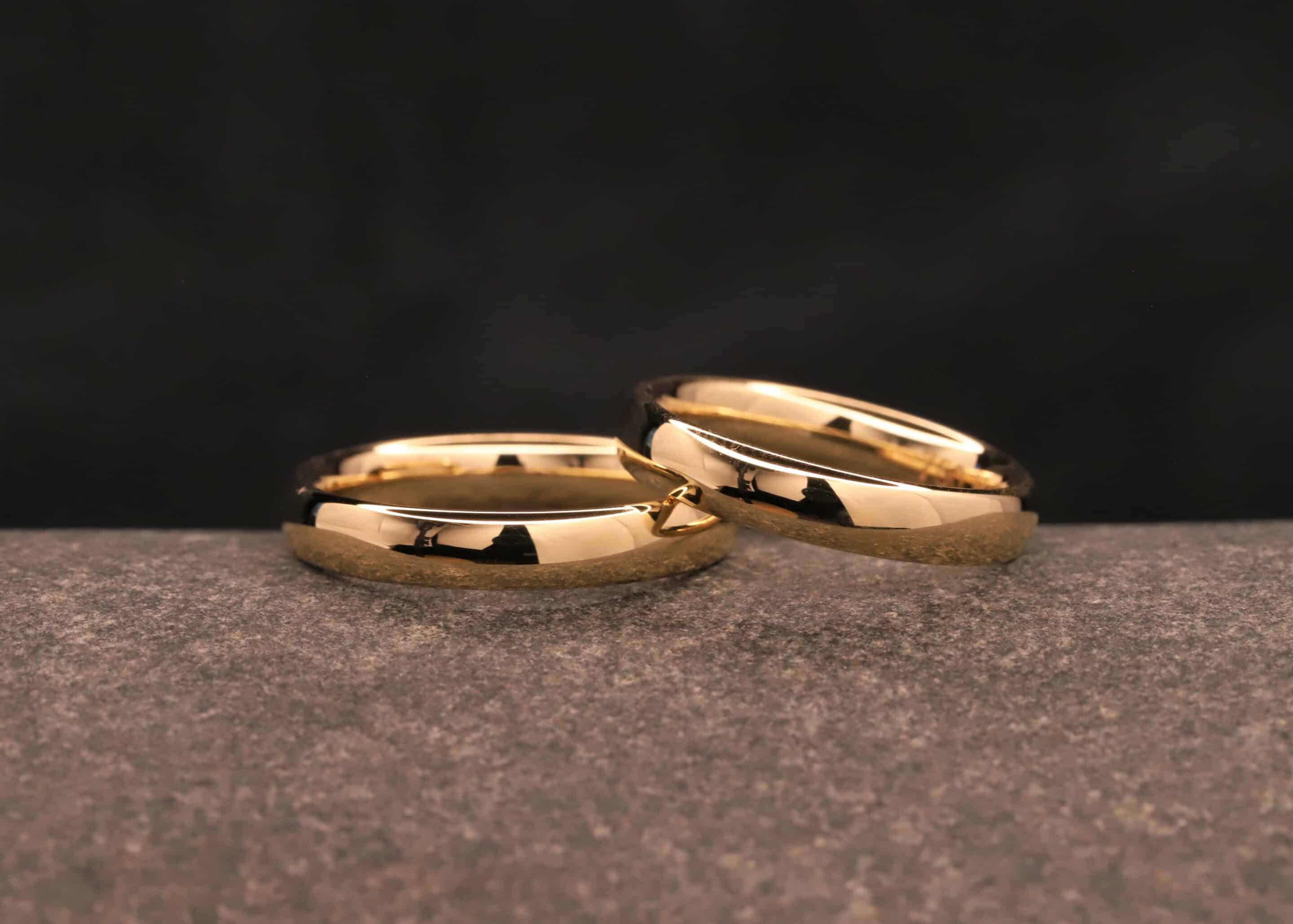 trauringe entstanden im schmuckgarten während des trauringkurses - gold ringe poliert