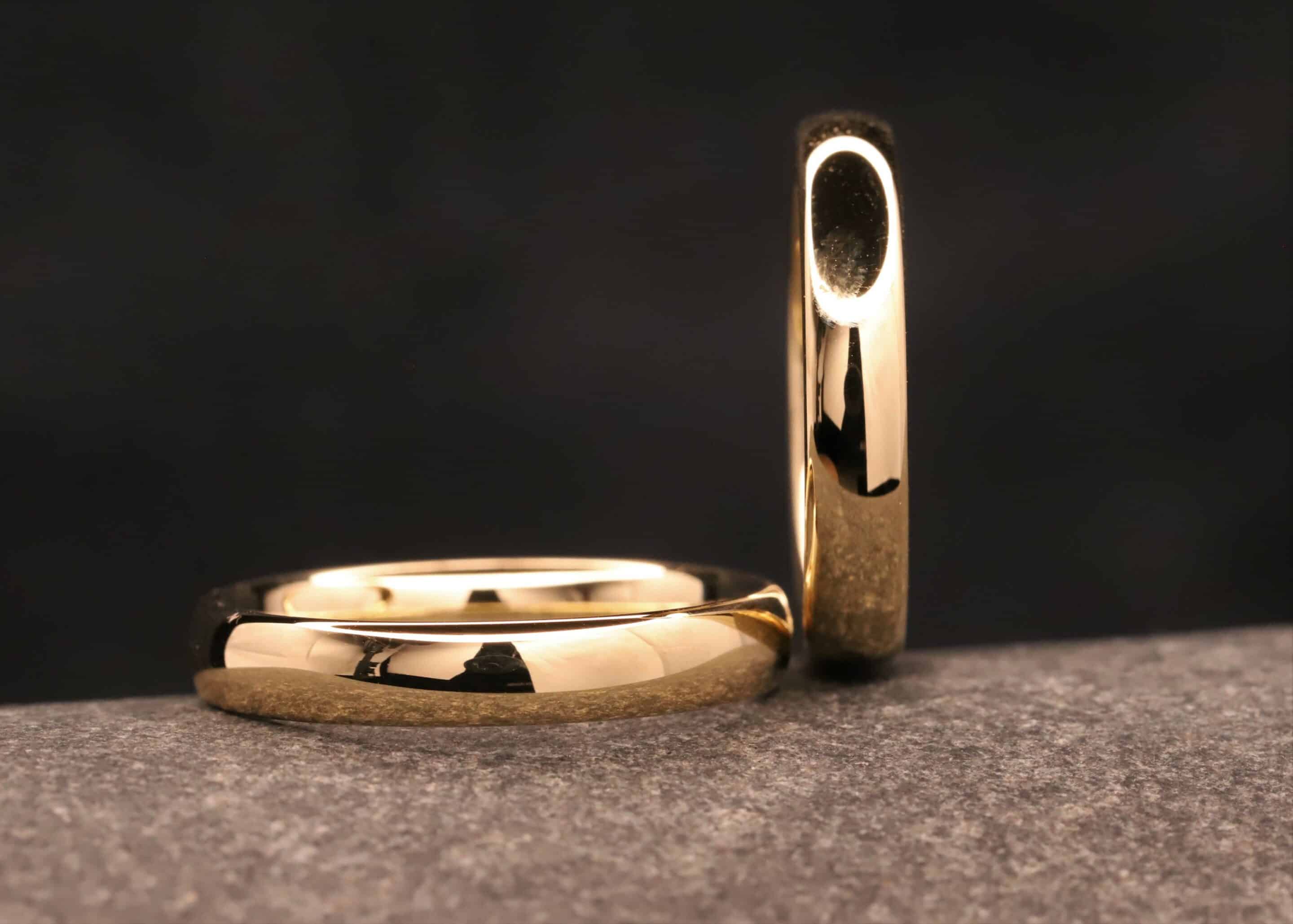 trauringe entstanden im schmuckgarten während des trauringkurses - gold ringe poliert