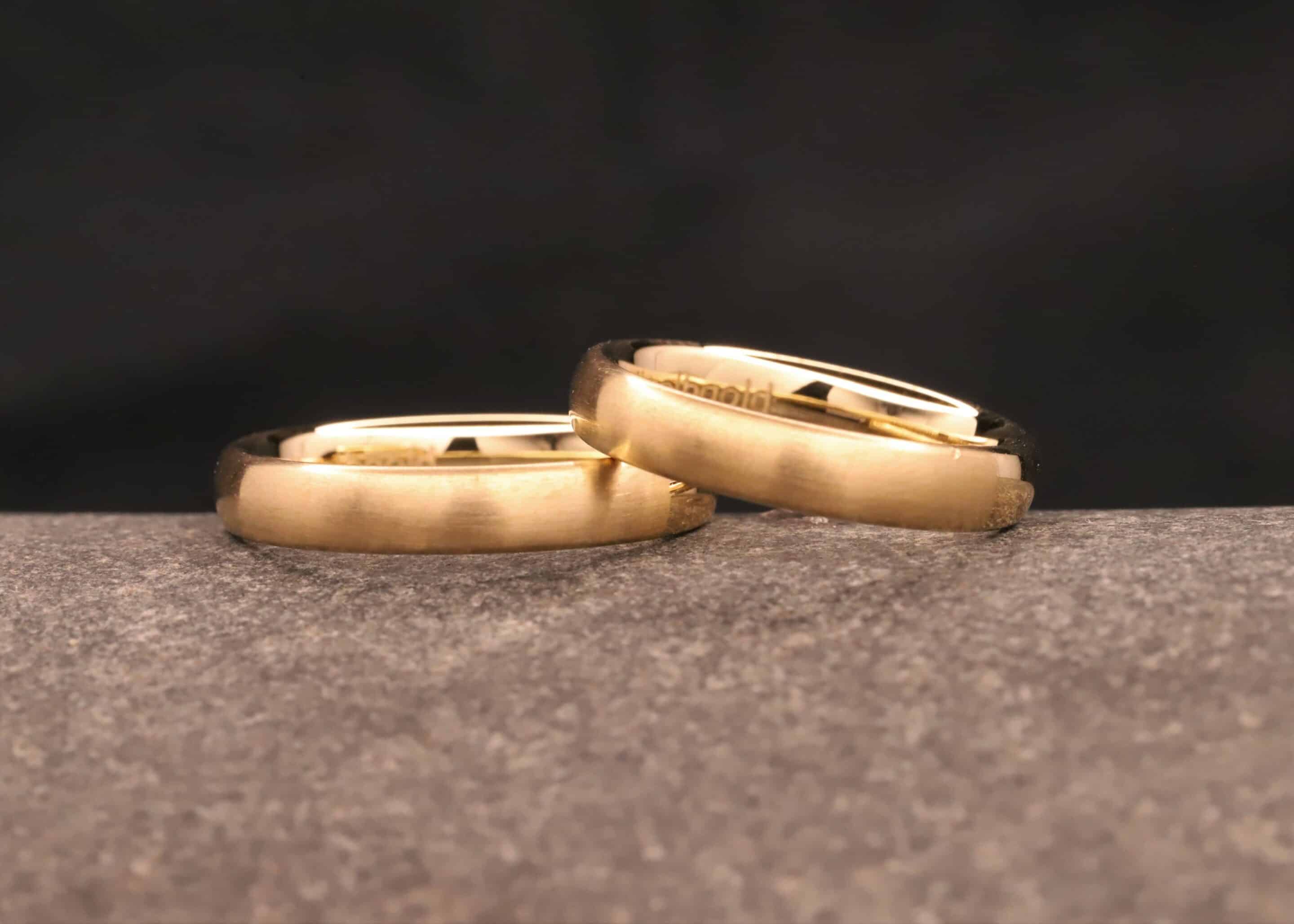trauringe matt gelb gold - hergestellt im trauringkurs - schmuckgarten