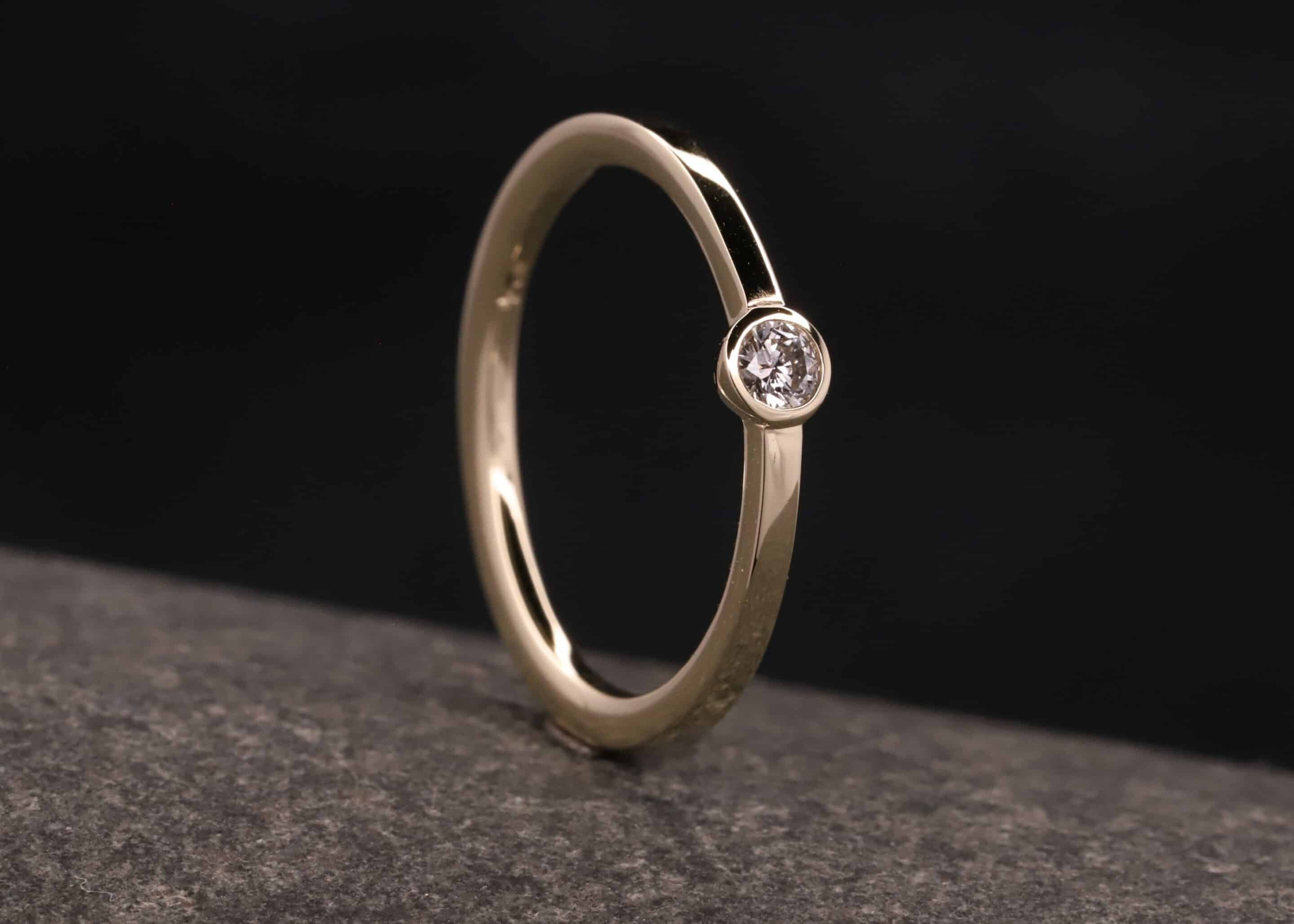 verlobung ring aus gold mit brillant