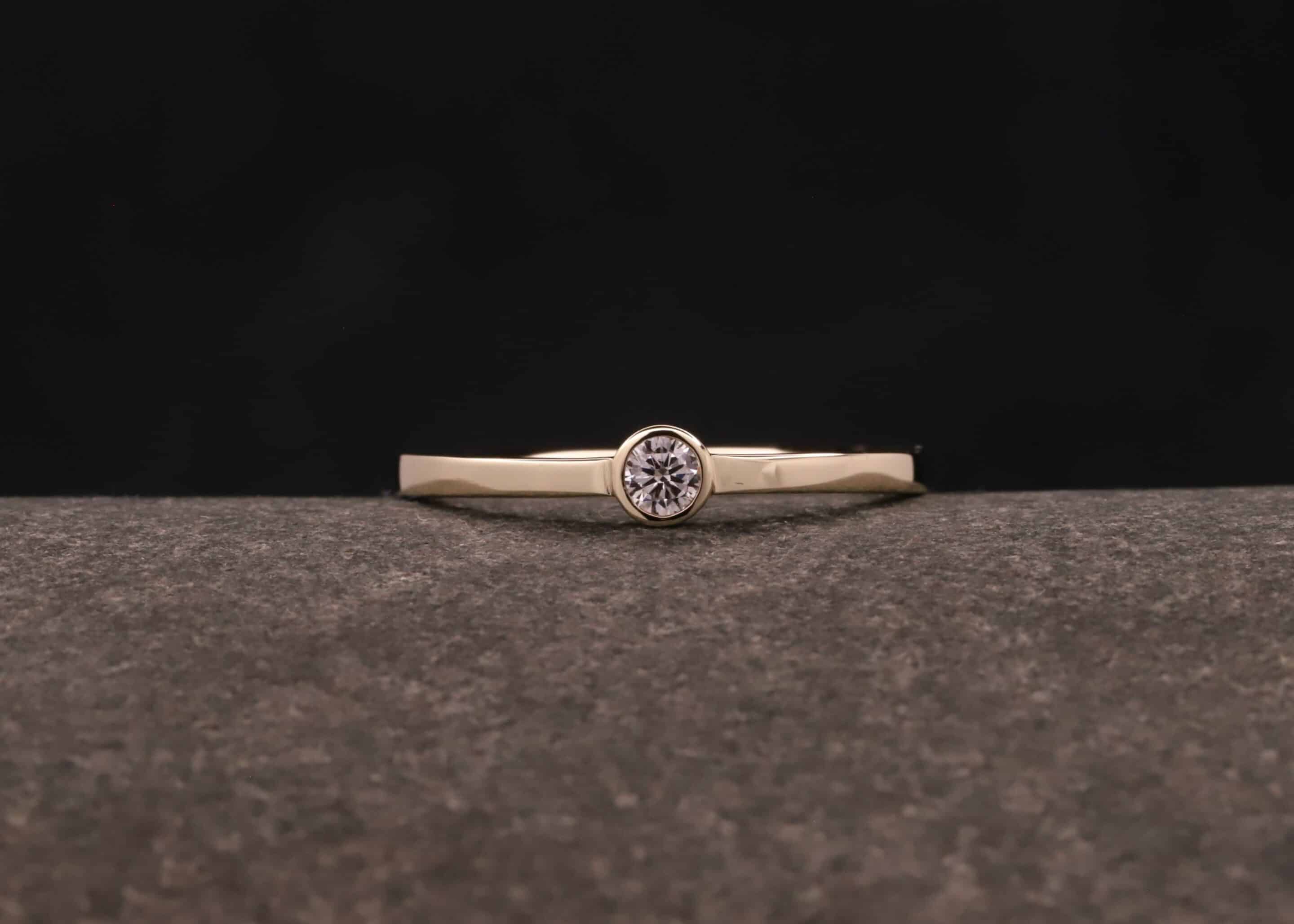 verlobung ring aus gold mit brillant