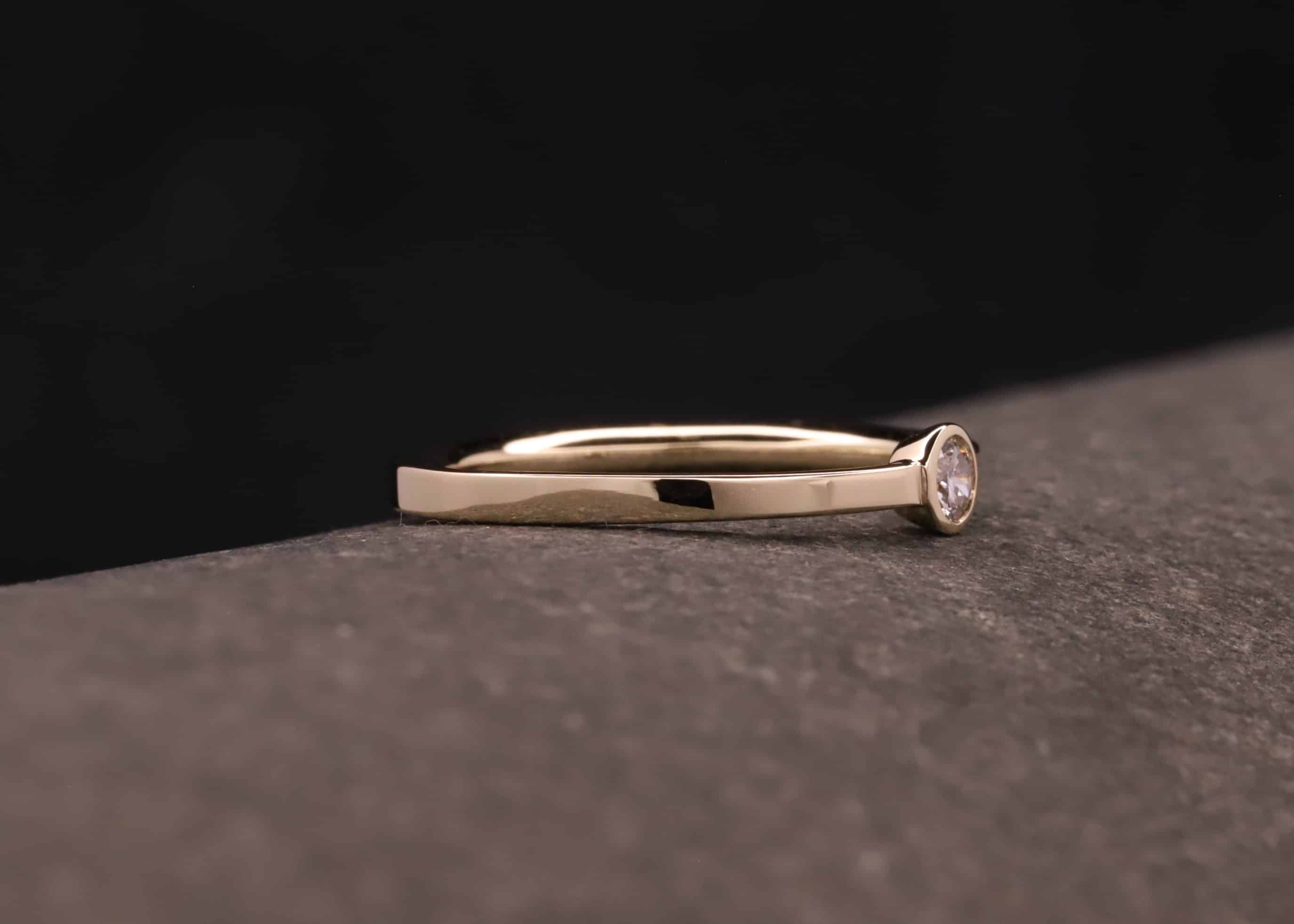 verlobung ring aus gold mit brillant