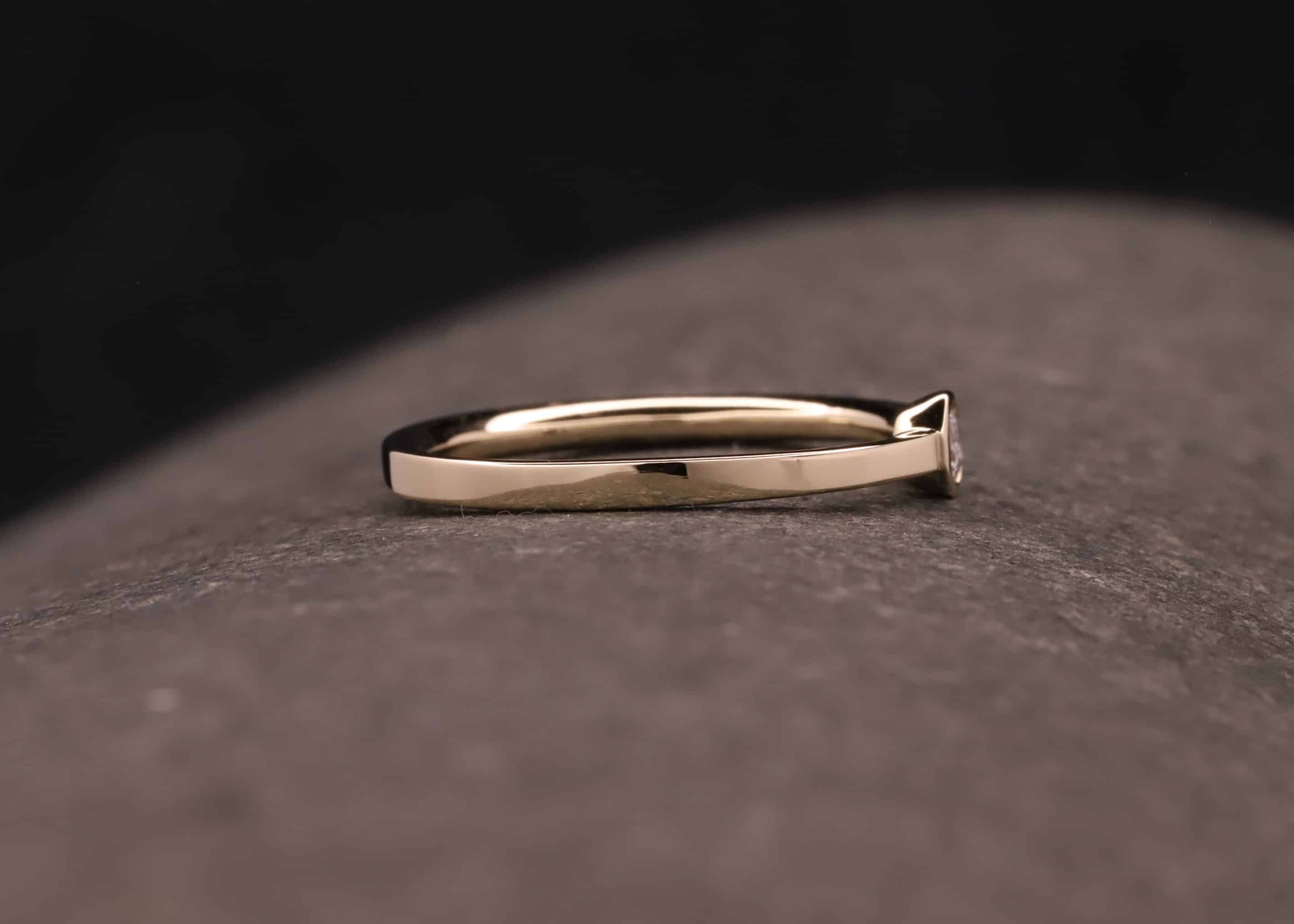 verlobung ring aus gold mit brillant