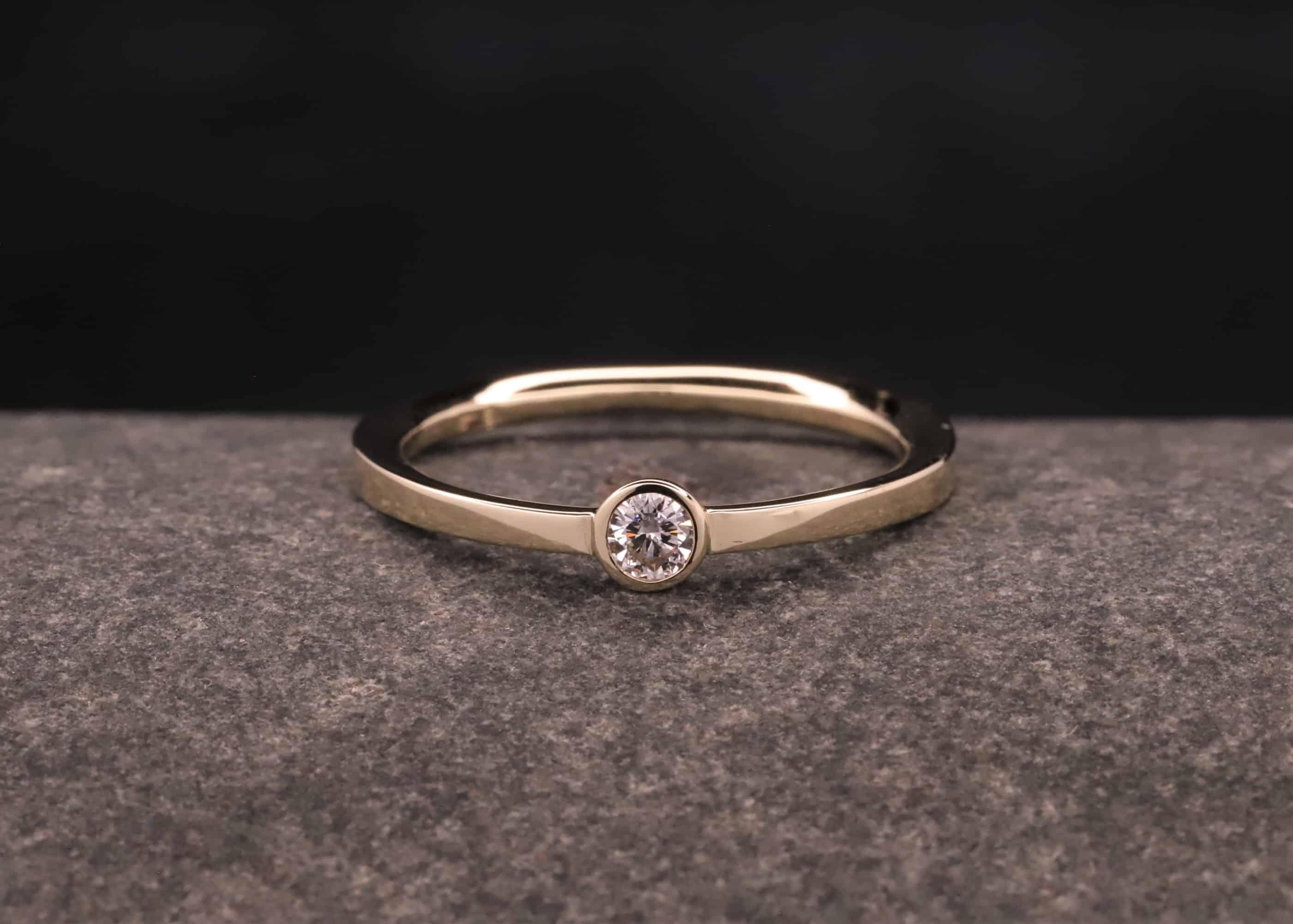 verlobung ring aus gold mit brillant