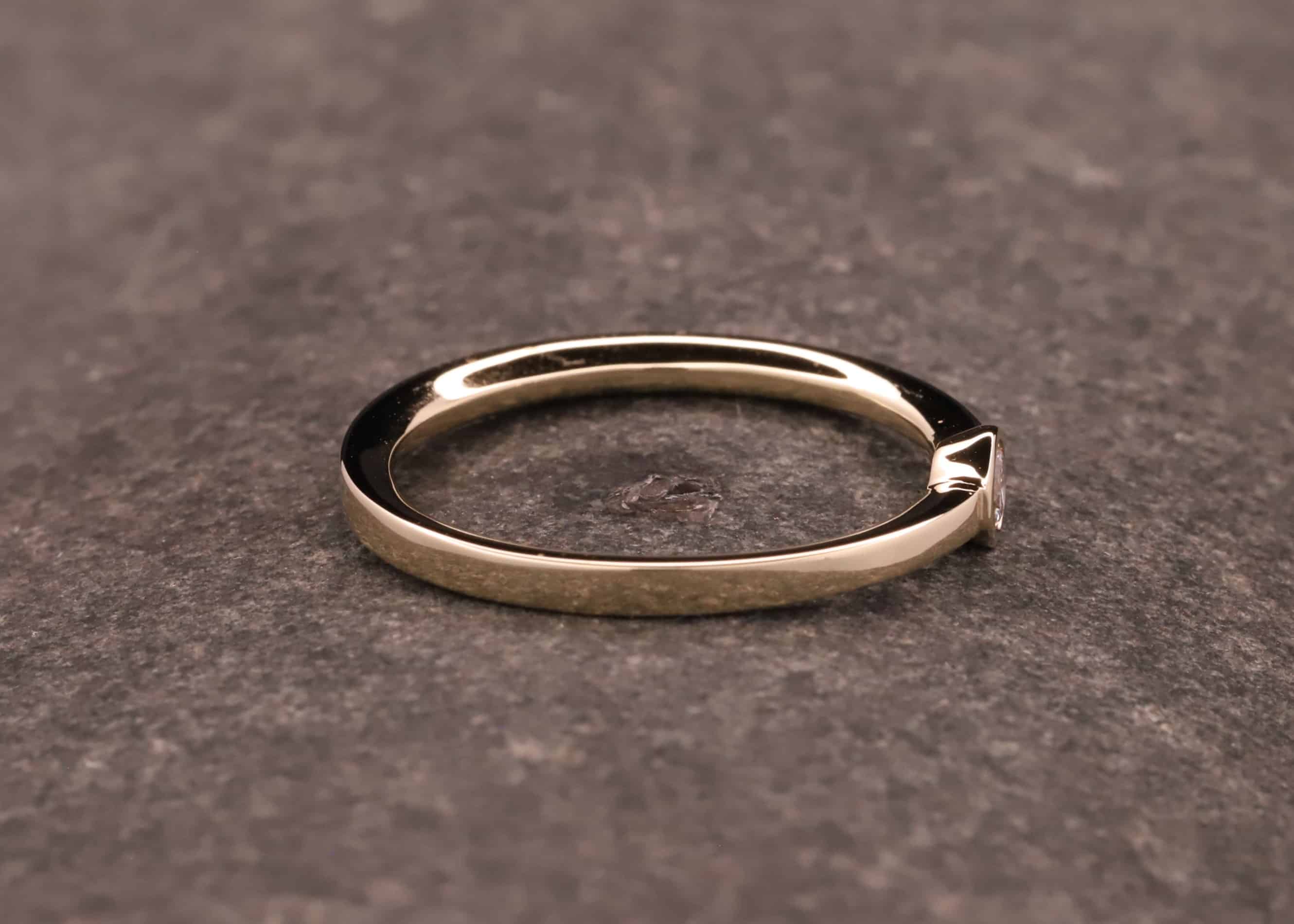 verlobung ring aus gold mit brillant