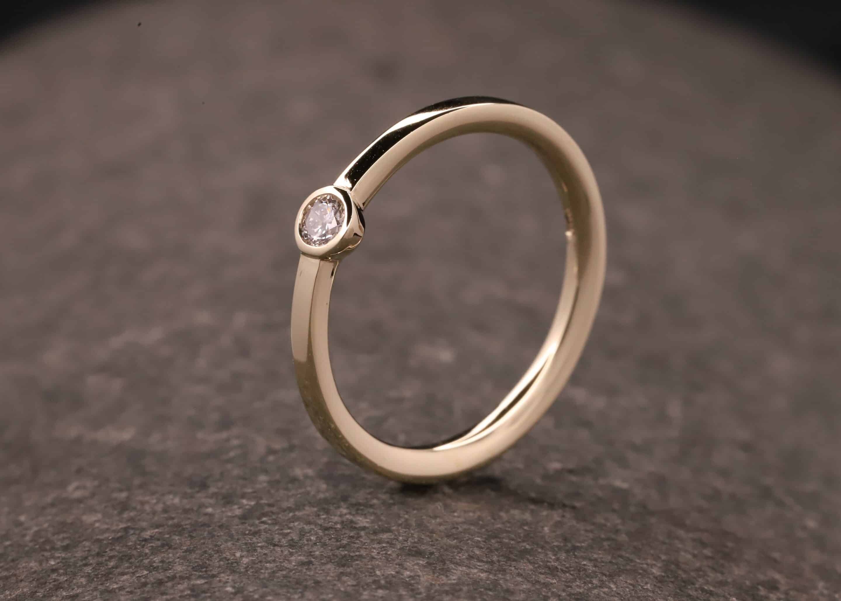 verlobung ring aus gold mit brillant