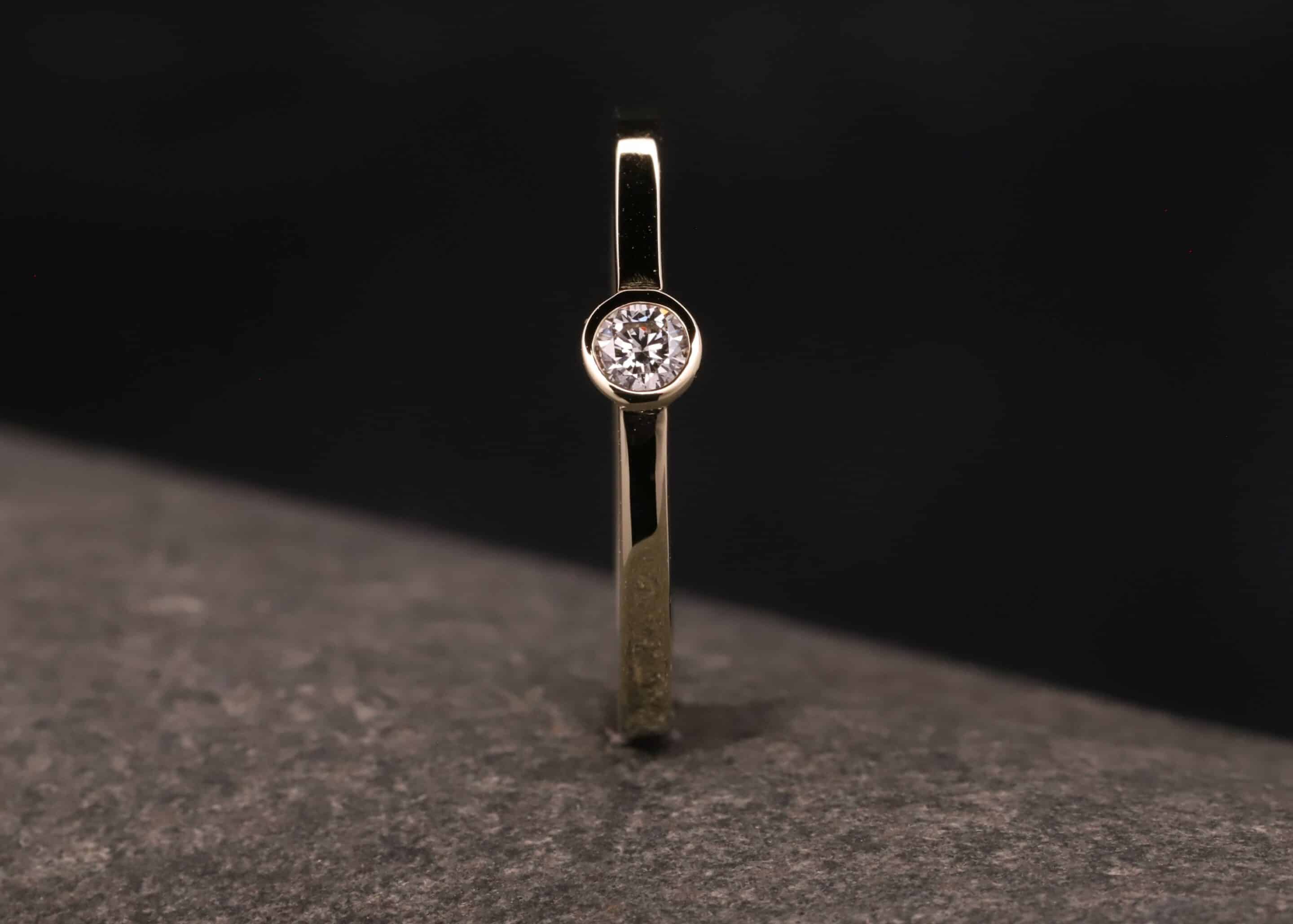 verlobung ring aus gold mit brillant