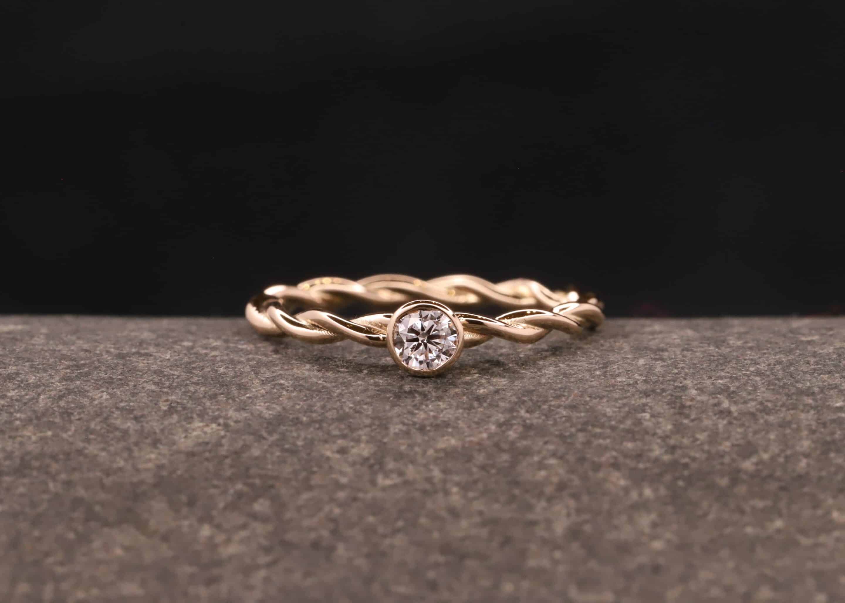 gedrehter ring aus rose gold mit brillant - verlobung