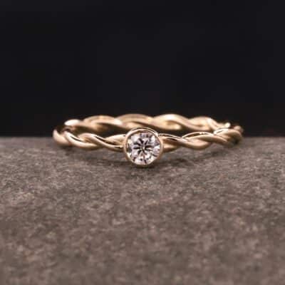 gedrehter ring aus rose gold mit brillant - verlobung