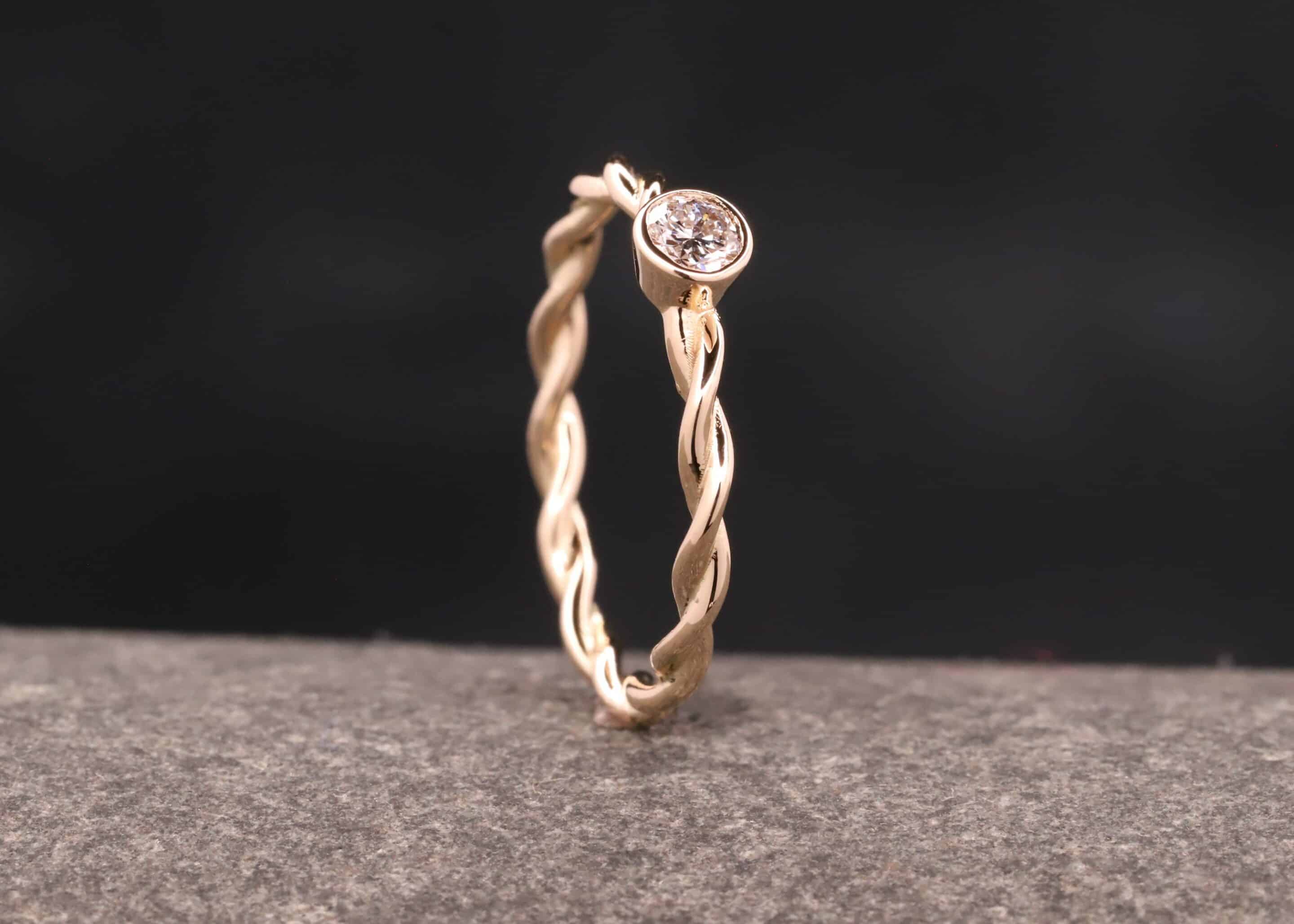 gedrehter ring aus rose gold mit brillant - verlobung