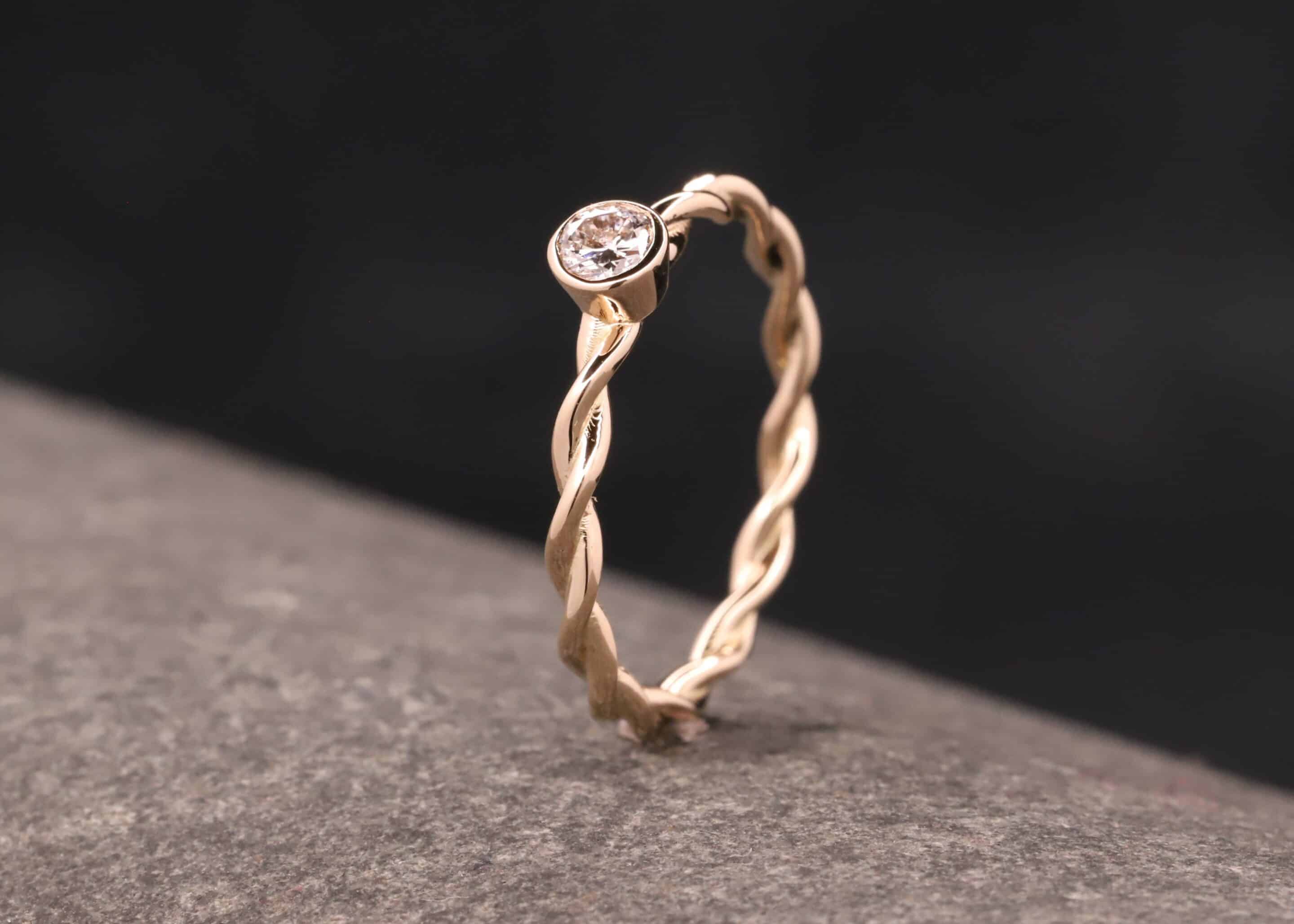 gedrehter ring aus rose gold mit brillant - verlobung