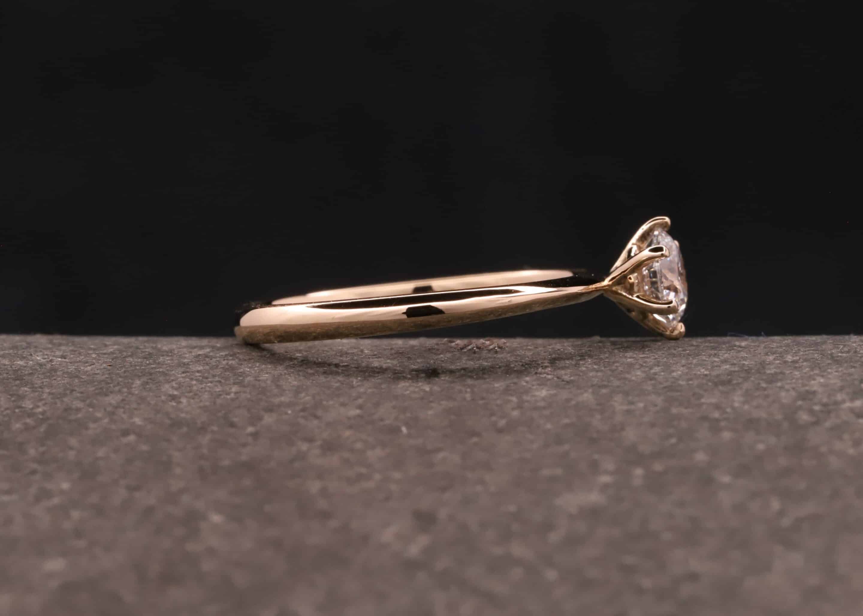 solitaerring - verlobungsring in rosegold mit 0,5ct synthetischen diamanten mit brillantachliff aus dem schmuckgarten in stolberg bei aachen