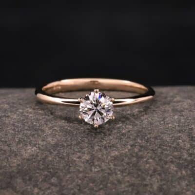 solitaerring - verlobungsring in rosegold mit 0,5ct synthetischen diamanten mit brillantachliff aus dem schmuckgarten in stolberg bei aachen