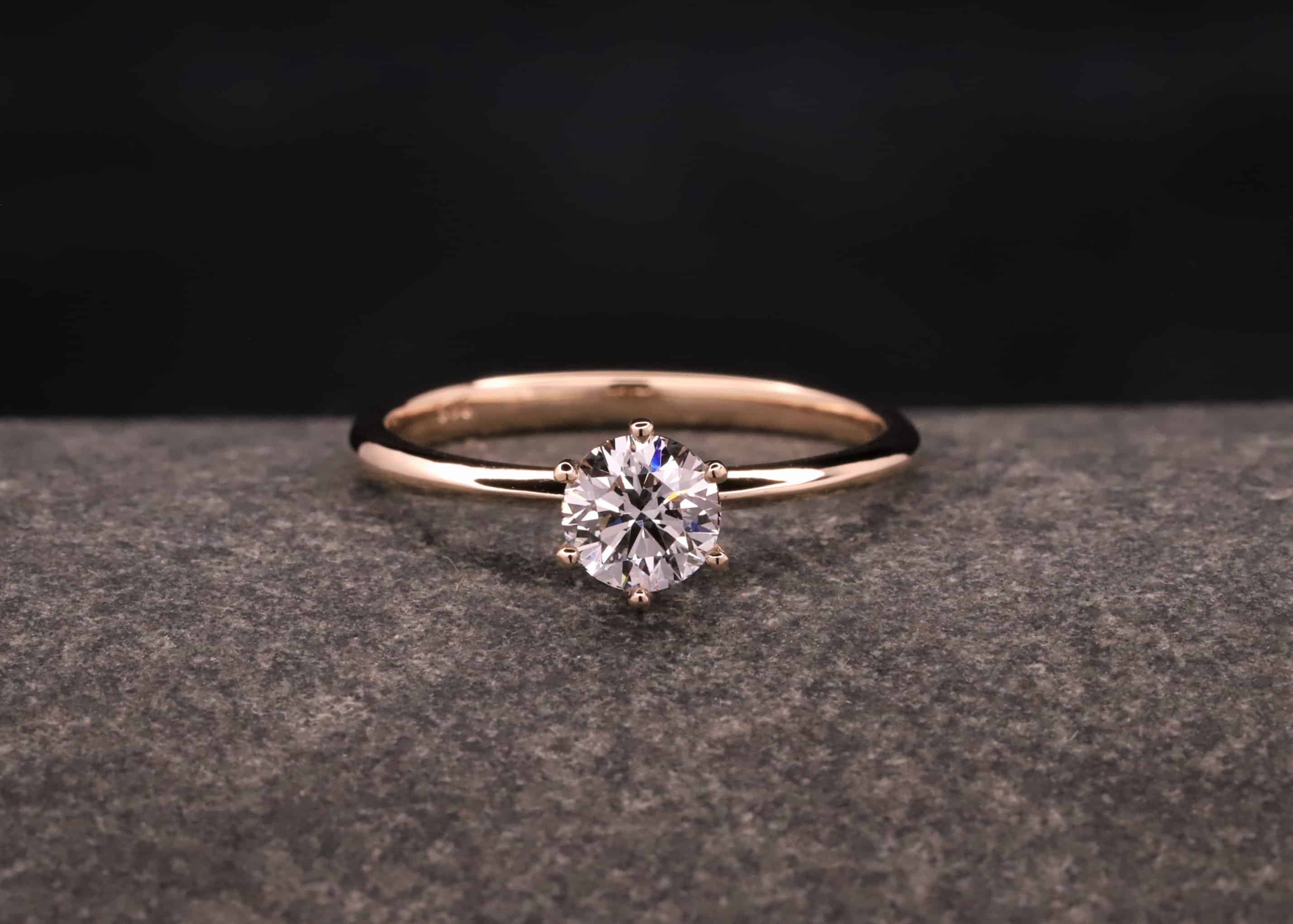 solitaerring - verlobungsring in rosegold mit 0,5ct synthetischen diamanten mit brillantachliff aus dem schmuckgarten in stolberg bei aachen