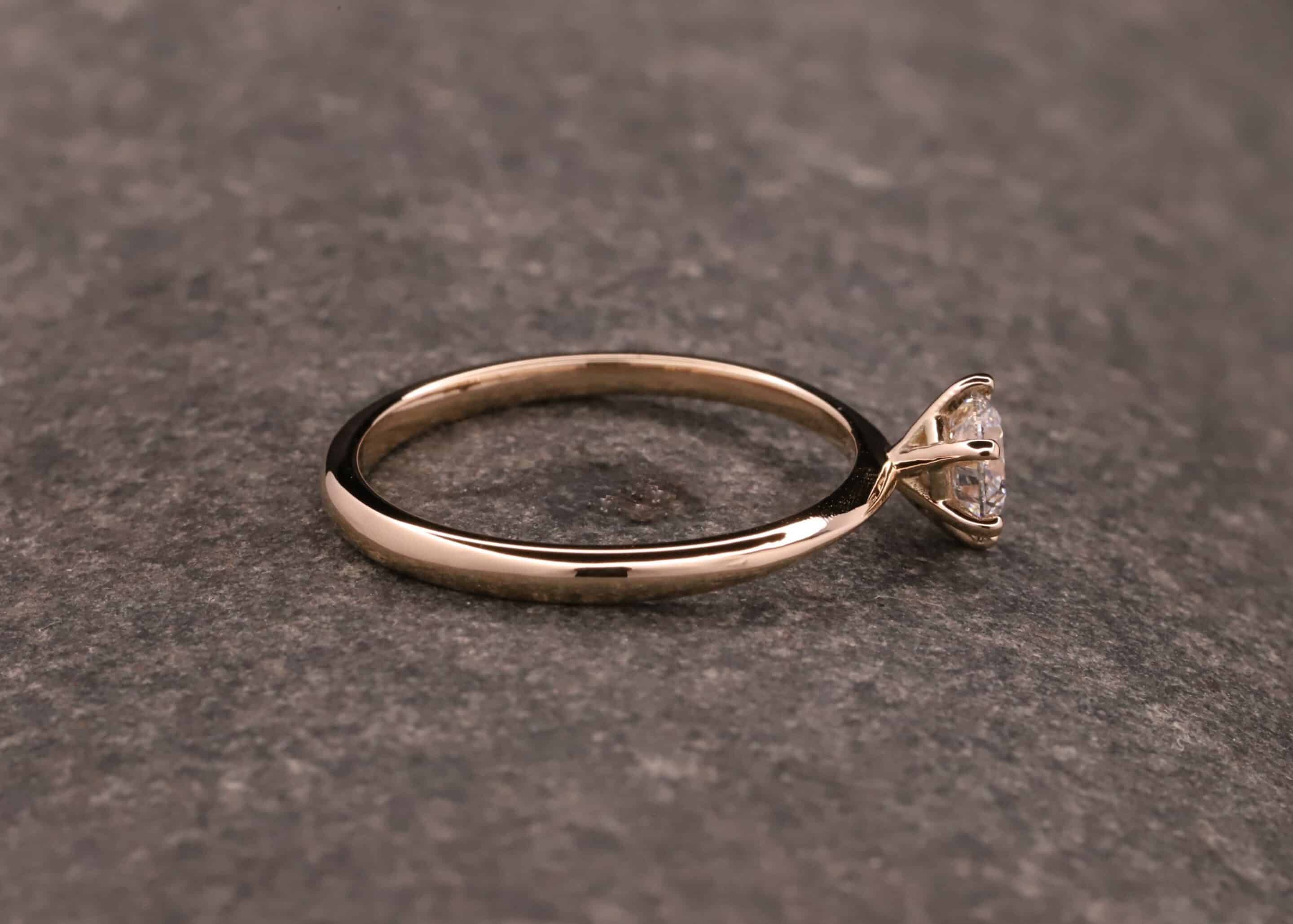 solitaerring - verlobungsring in rosegold mit 0,5ct synthetischen diamanten mit brillantachliff aus dem schmuckgarten in stolberg bei aachen