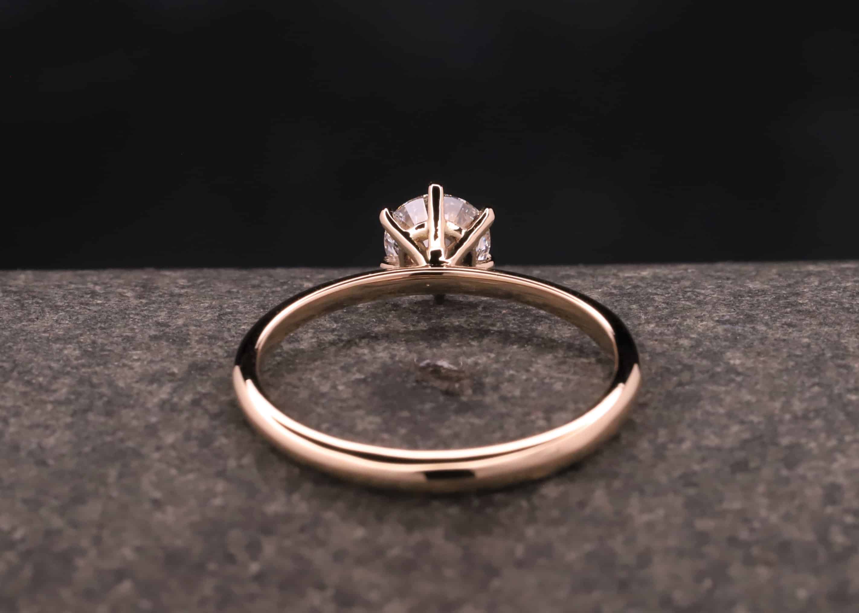 solitaerring - verlobungsring in rosegold mit 0,5ct synthetischen diamanten mit brillantachliff aus dem schmuckgarten in stolberg bei aachen