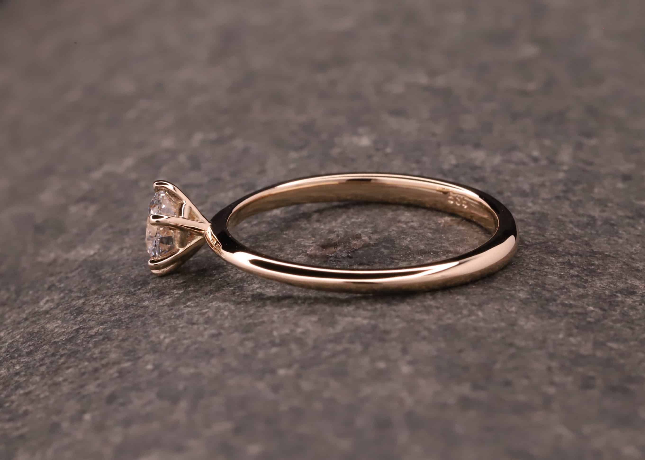 solitaerring - verlobungsring in rosegold mit 0,5ct synthetischen diamanten mit brillantachliff aus dem schmuckgarten in stolberg bei aachen